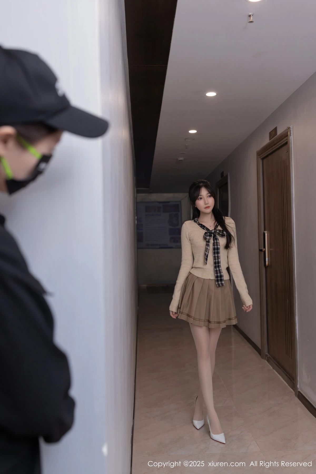 [[XiuRen秀人网]秀人网]No.9988_模特鱼子酱Fish性感浅色短裙配开档白丝秀曼妙身姿完美诱惑写真82P