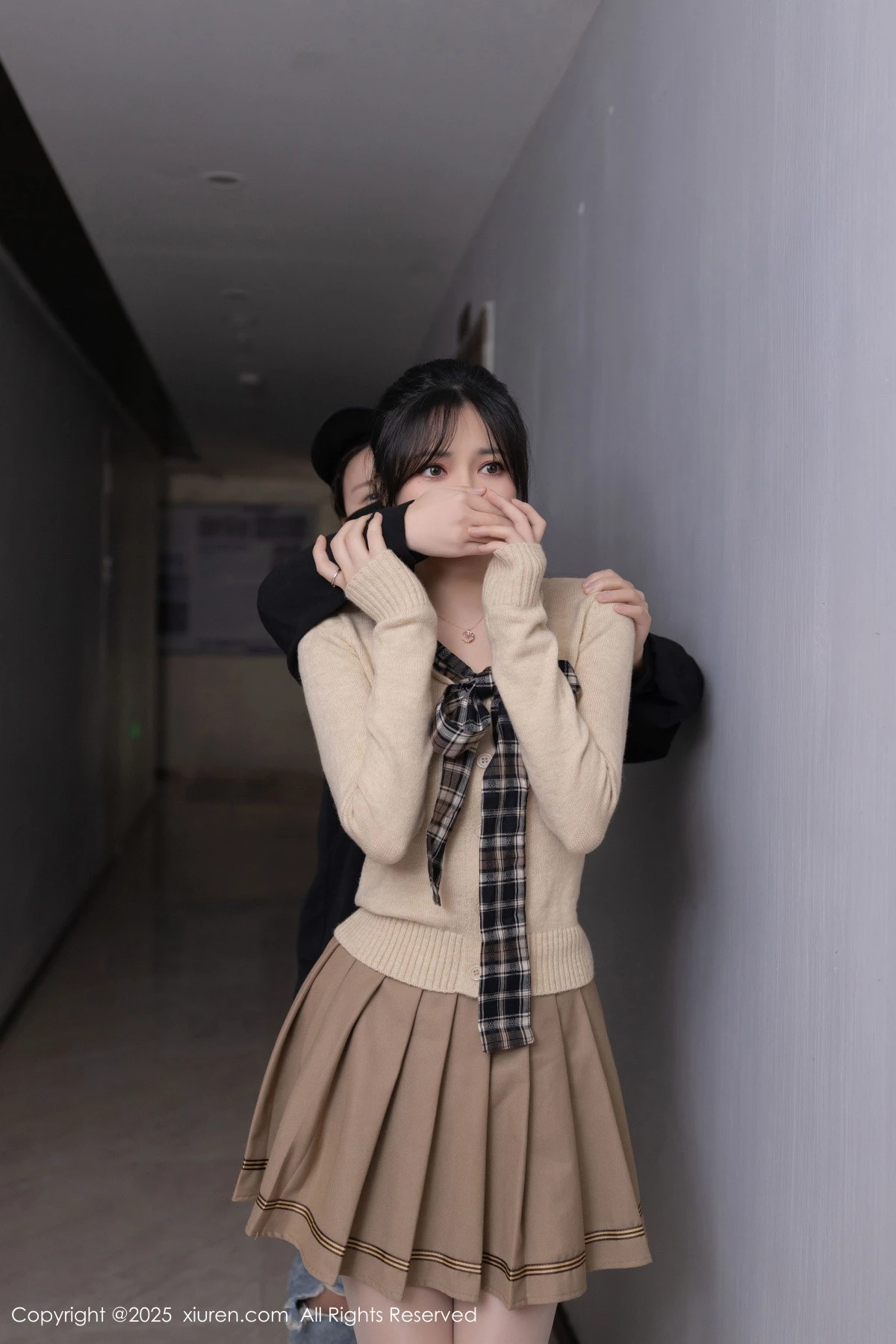 [[XiuRen秀人网]秀人网]No.9988_模特鱼子酱Fish性感浅色短裙配开档白丝秀曼妙身姿完美诱惑写真82P