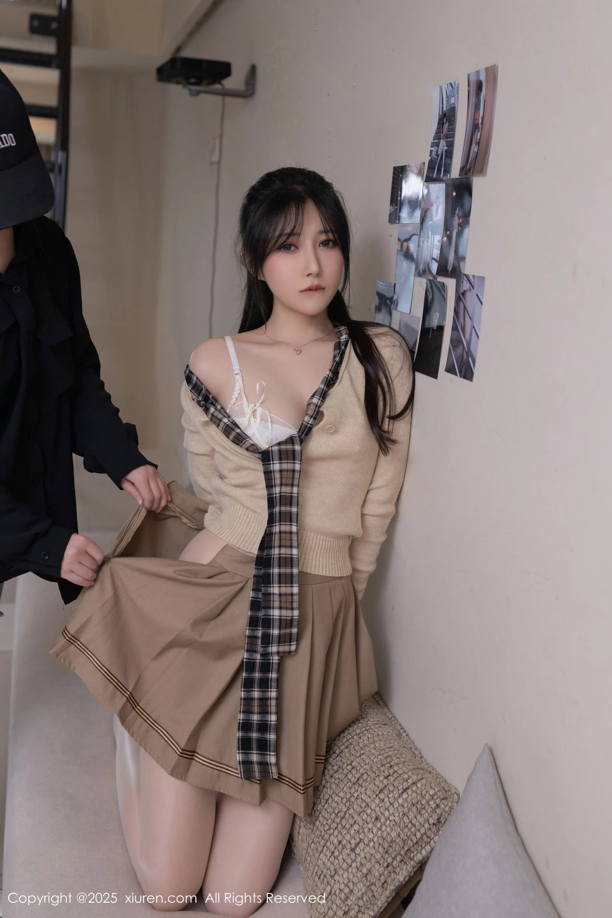 [[XiuRen秀人网]秀人网]No.9988_模特鱼子酱Fish性感浅色短裙配开档白丝秀曼妙身姿完美诱惑写真82P