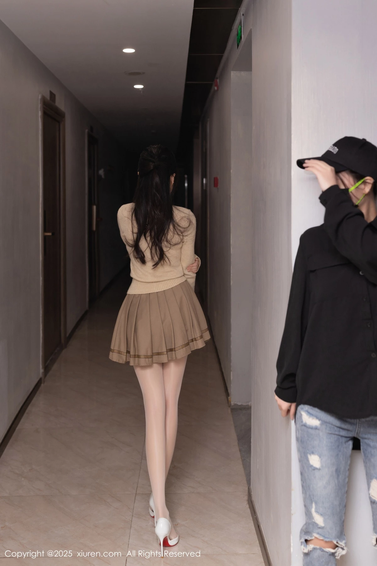 [[XiuRen秀人网]秀人网]No.9988_模特鱼子酱Fish性感浅色短裙配开档白丝秀曼妙身姿完美诱惑写真82P