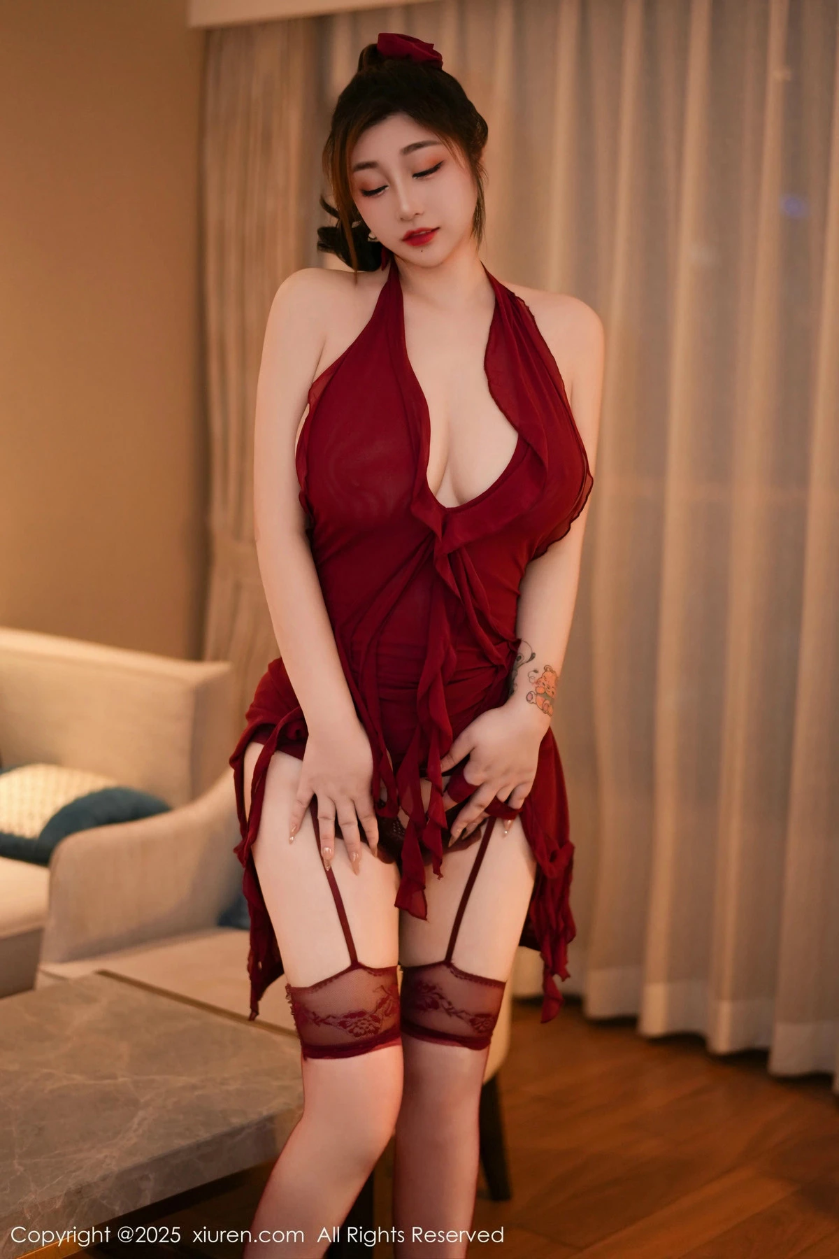 [[XiuRen秀人网]秀人网]No.9982_女神妲己_Toxic性感红色露肩礼裙配红丝吊袜秀丰腴身姿诱惑写真70P