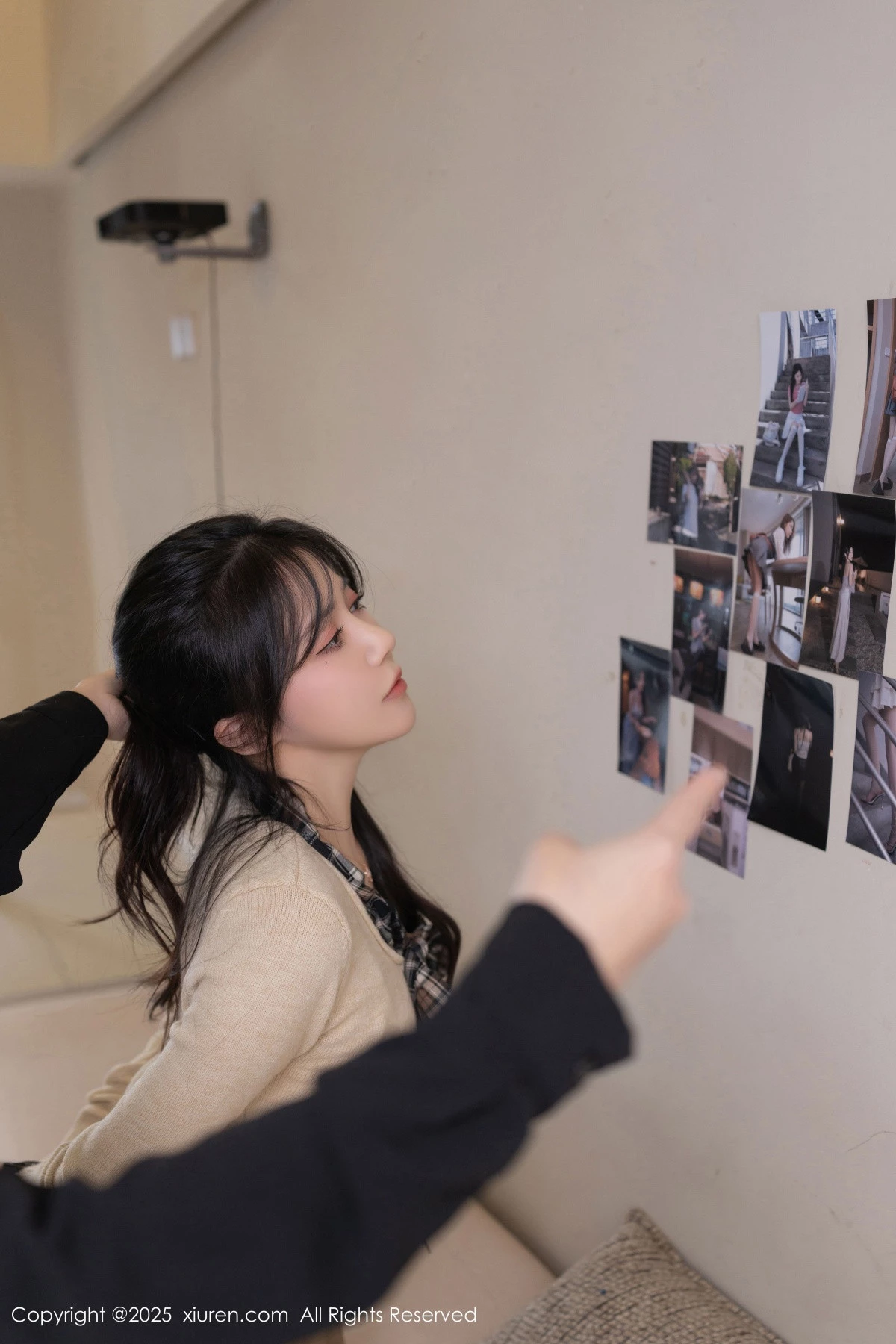 [[XiuRen秀人网]秀人网]No.9988_模特鱼子酱Fish性感浅色短裙配开档白丝秀曼妙身姿完美诱惑写真82P