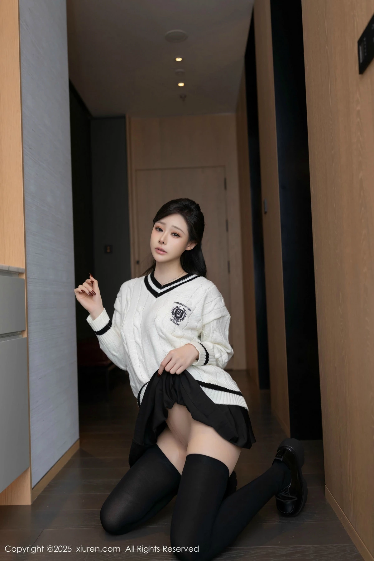[[XiuRen秀人网]秀人网]No.9986_模特小逗逗性感白上衣配黑色短裙露超薄黑丝秀曼妙身姿诱惑写真79P