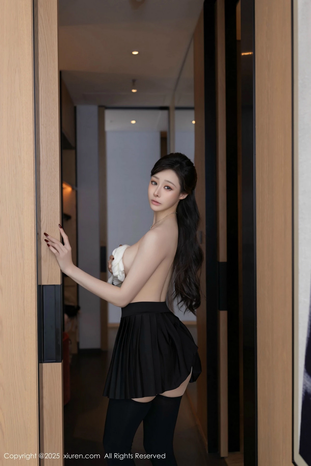 [[XiuRen秀人网]秀人网]No.9986_模特小逗逗性感白上衣配黑色短裙露超薄黑丝秀曼妙身姿诱惑写真79P