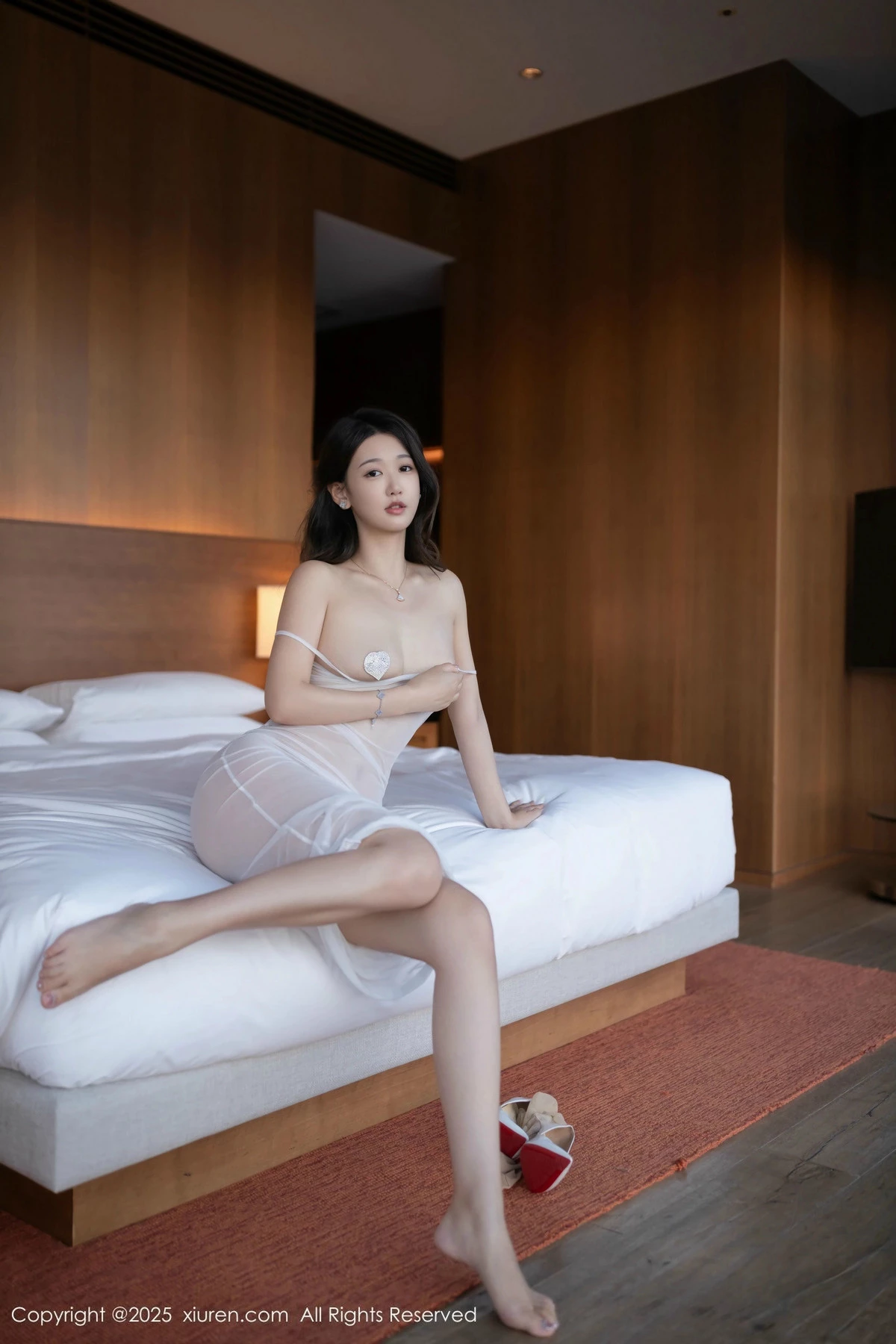 [[XiuRen秀人网]秀人网]No.9994_模特唐安琪性感白色薄透吊带长裙配肉色丝袜秀曼妙身姿诱惑写真81P