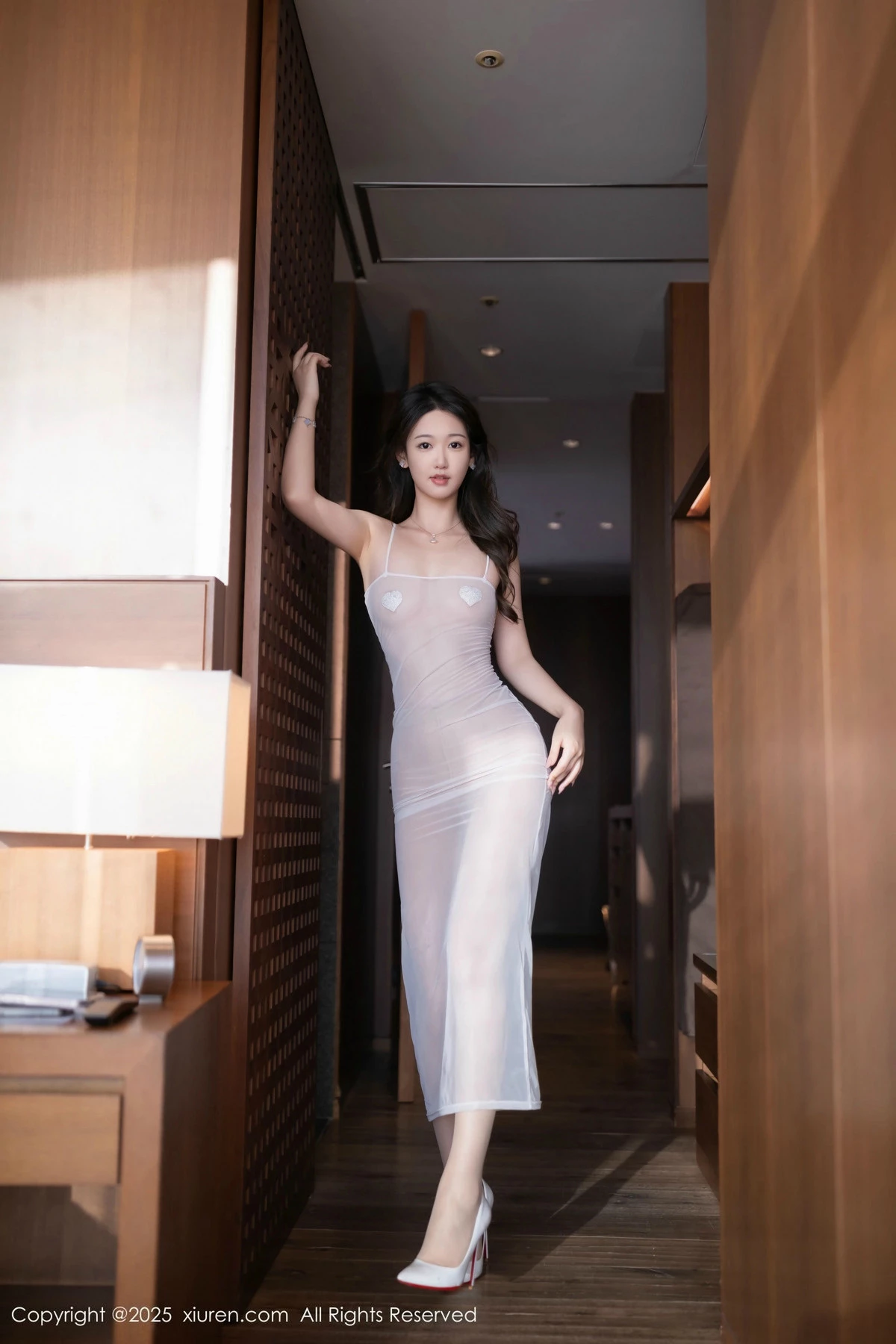 [[XiuRen秀人网]秀人网]No.9994_模特唐安琪性感白色薄透吊带长裙配肉色丝袜秀曼妙身姿诱惑写真81P