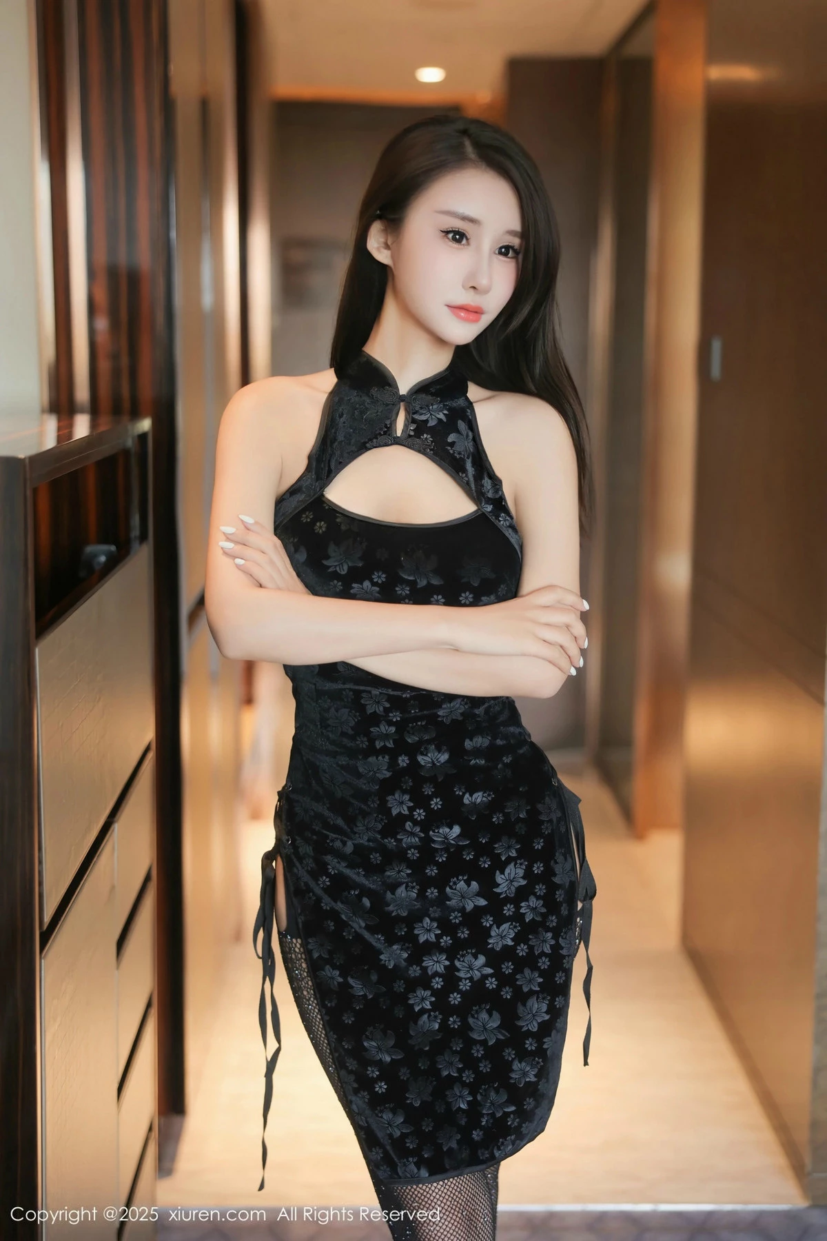 [[XiuRen秀人网]秀人网]No.9990_模特艺艺yiyi私房性感黑色旗袍配黑丝吊袜秀曼妙身姿撩人诱惑写真57P