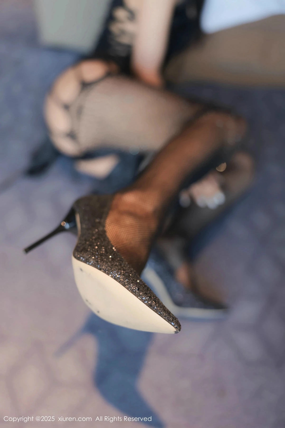 [[XiuRen秀人网]秀人网]No.9990_模特艺艺yiyi私房性感黑色旗袍配黑丝吊袜秀曼妙身姿撩人诱惑写真57P