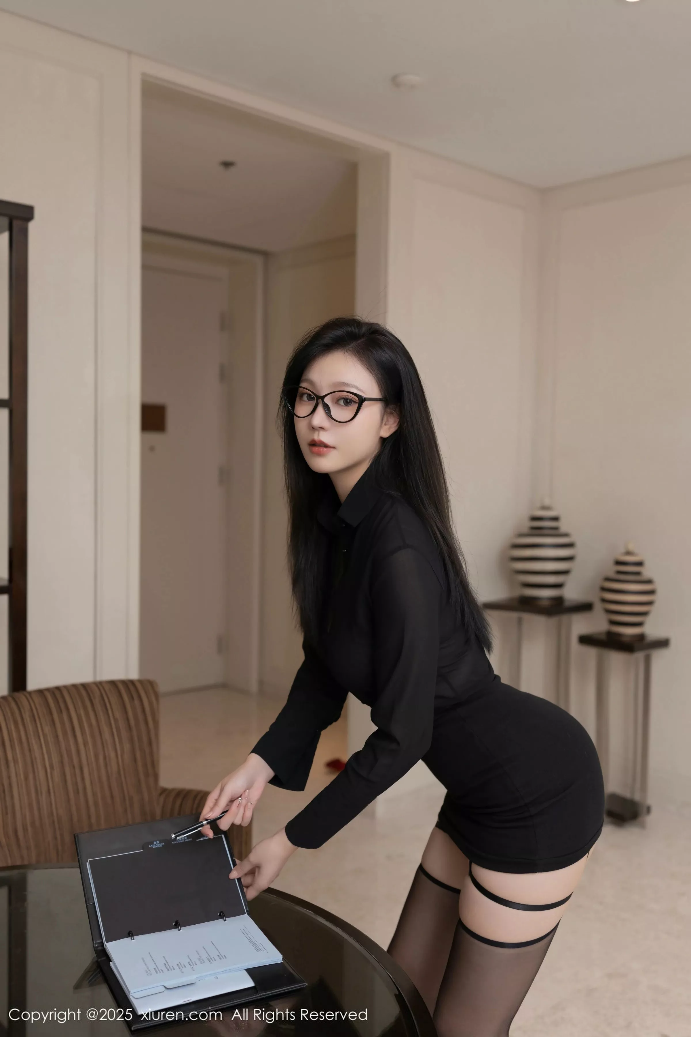 [[XiuRen秀人网]秀人网]No.9999_模特安然anran性感黑色包臀短裙配黑丝吊袜秀曼妙身姿诱惑写真85P