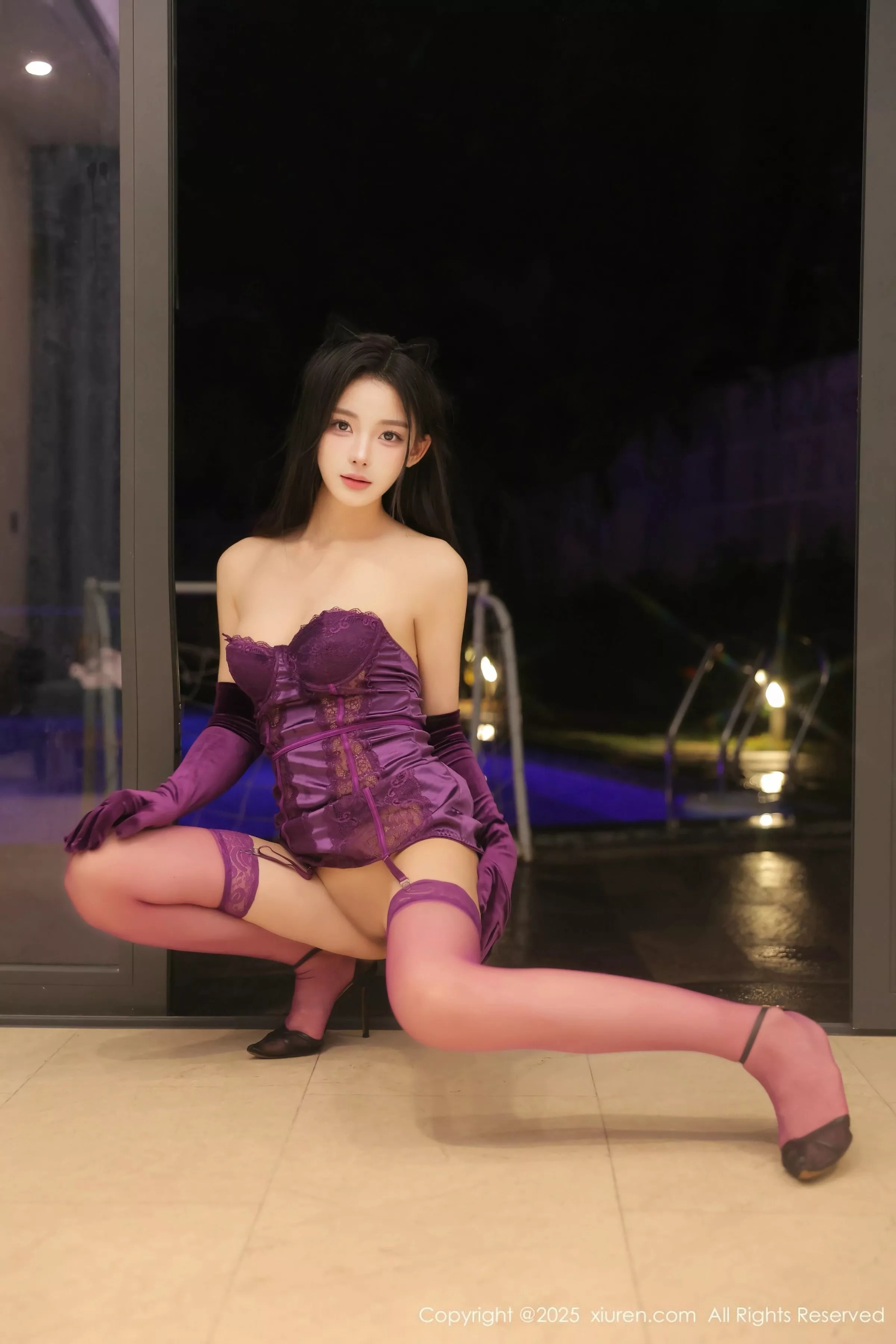 [[XiuRen秀人网]秀人网]No.9998_模特白浅浅泳池场景紫色情趣服饰配紫丝吊袜秀凹凸身材诱惑写真84P