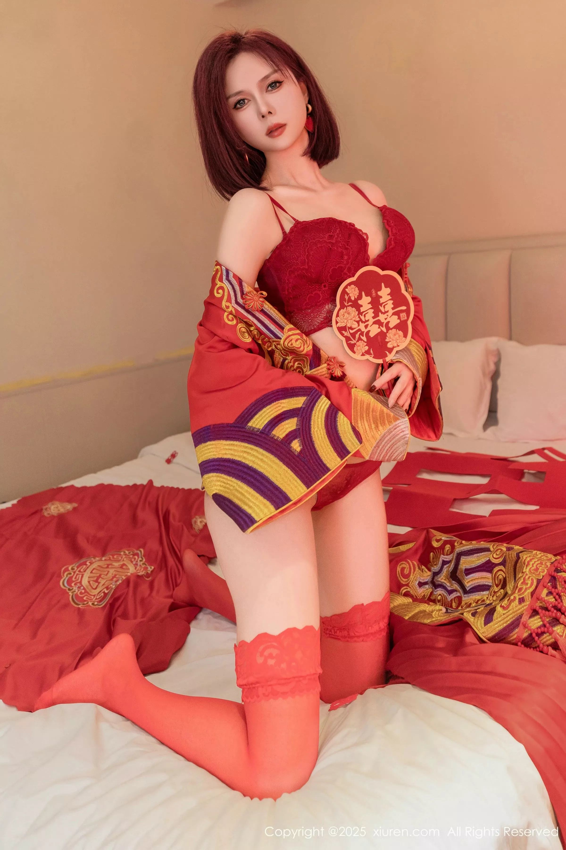 [[XiuRen秀人网]秀人网]No.9995_模特白芷yy新婚主题性感红色蕾丝内衣配红丝袜秀曼妙身姿诱惑写真90P