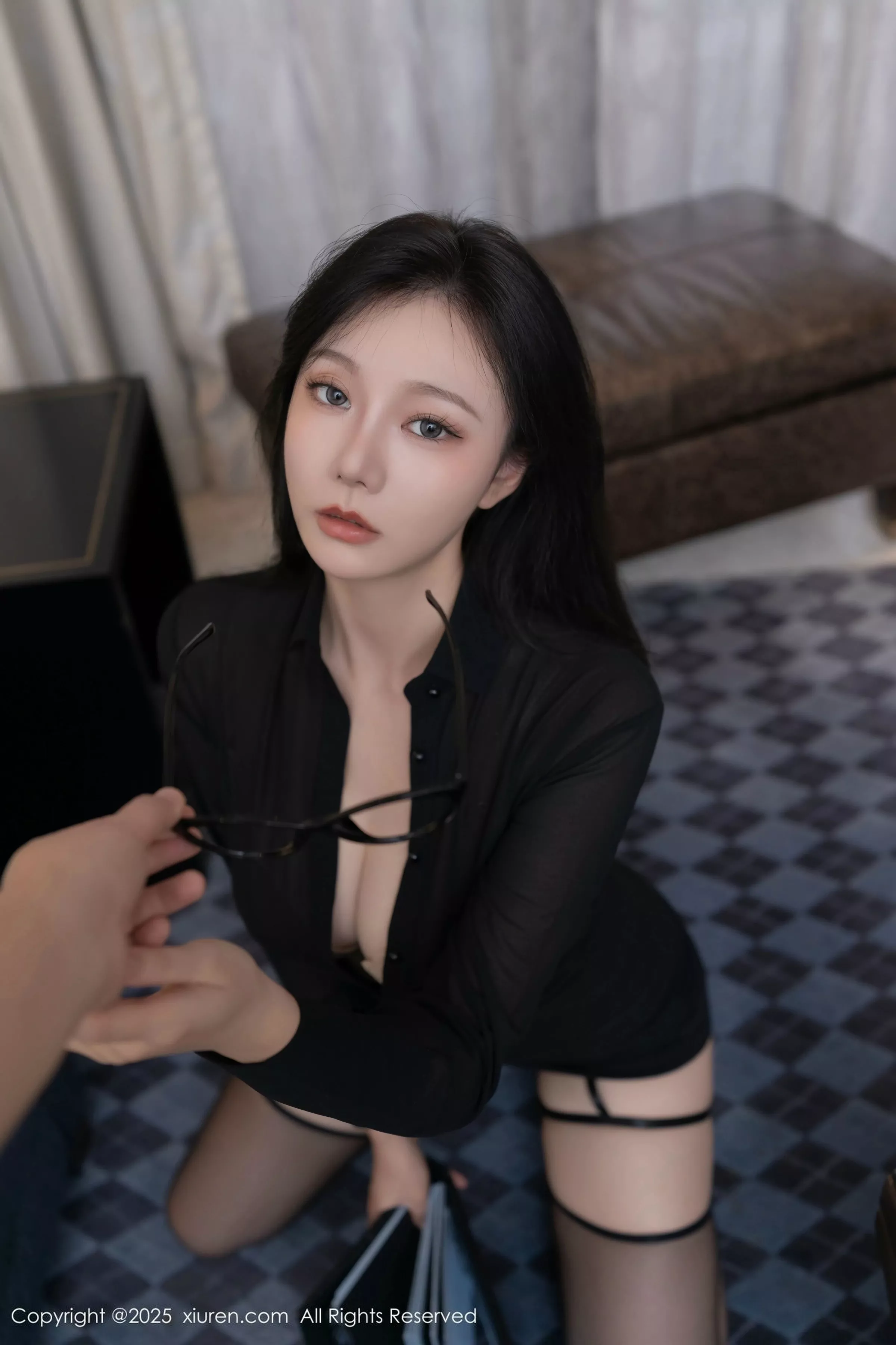 [[XiuRen秀人网]秀人网]No.9999_模特安然anran性感黑色包臀短裙配黑丝吊袜秀曼妙身姿诱惑写真85P