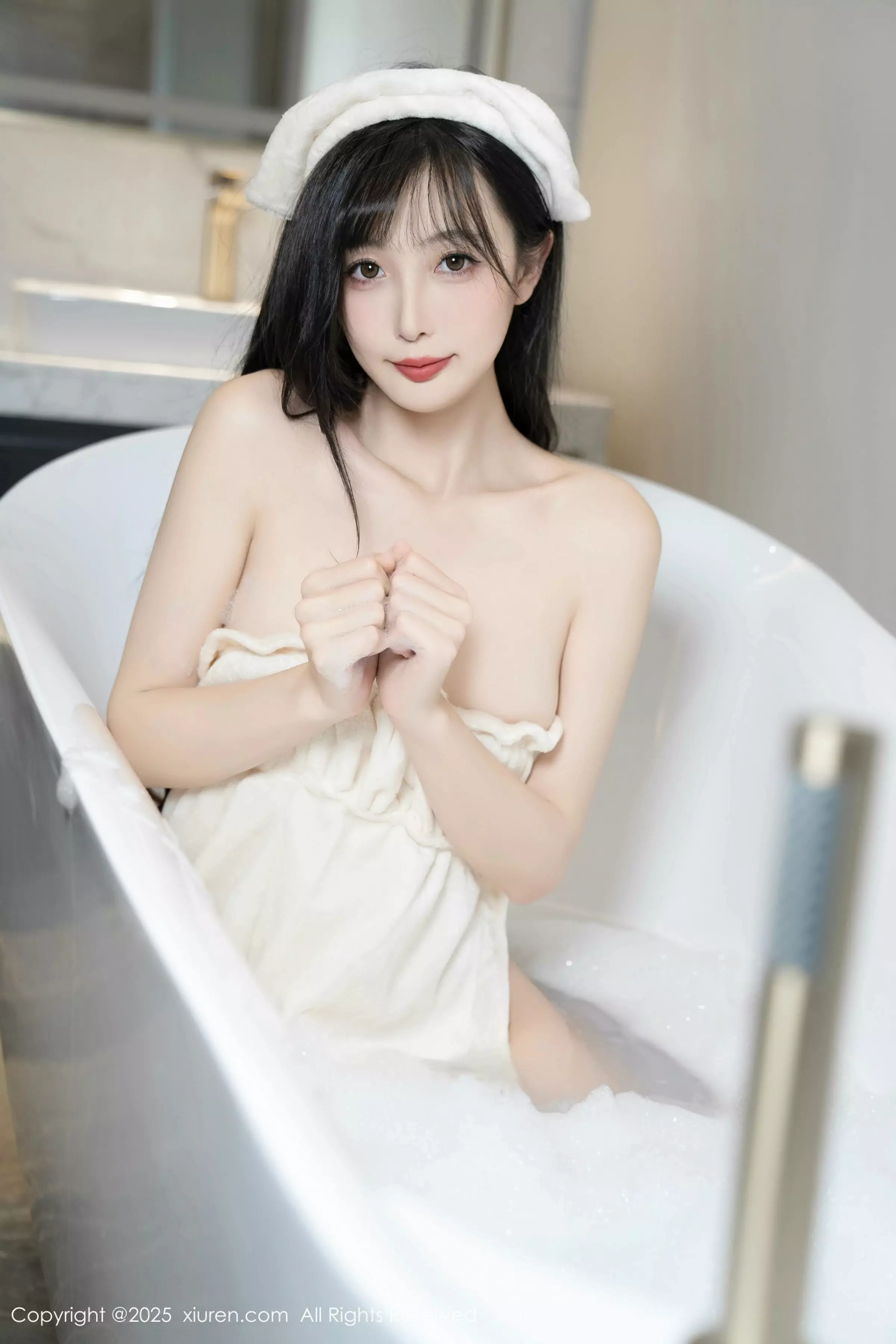 [[XiuRen秀人网]秀人网]No.10005_模特樱桃小阑子浴室场景性感白色浴袍配原色丝袜秀美腿诱惑写真87P