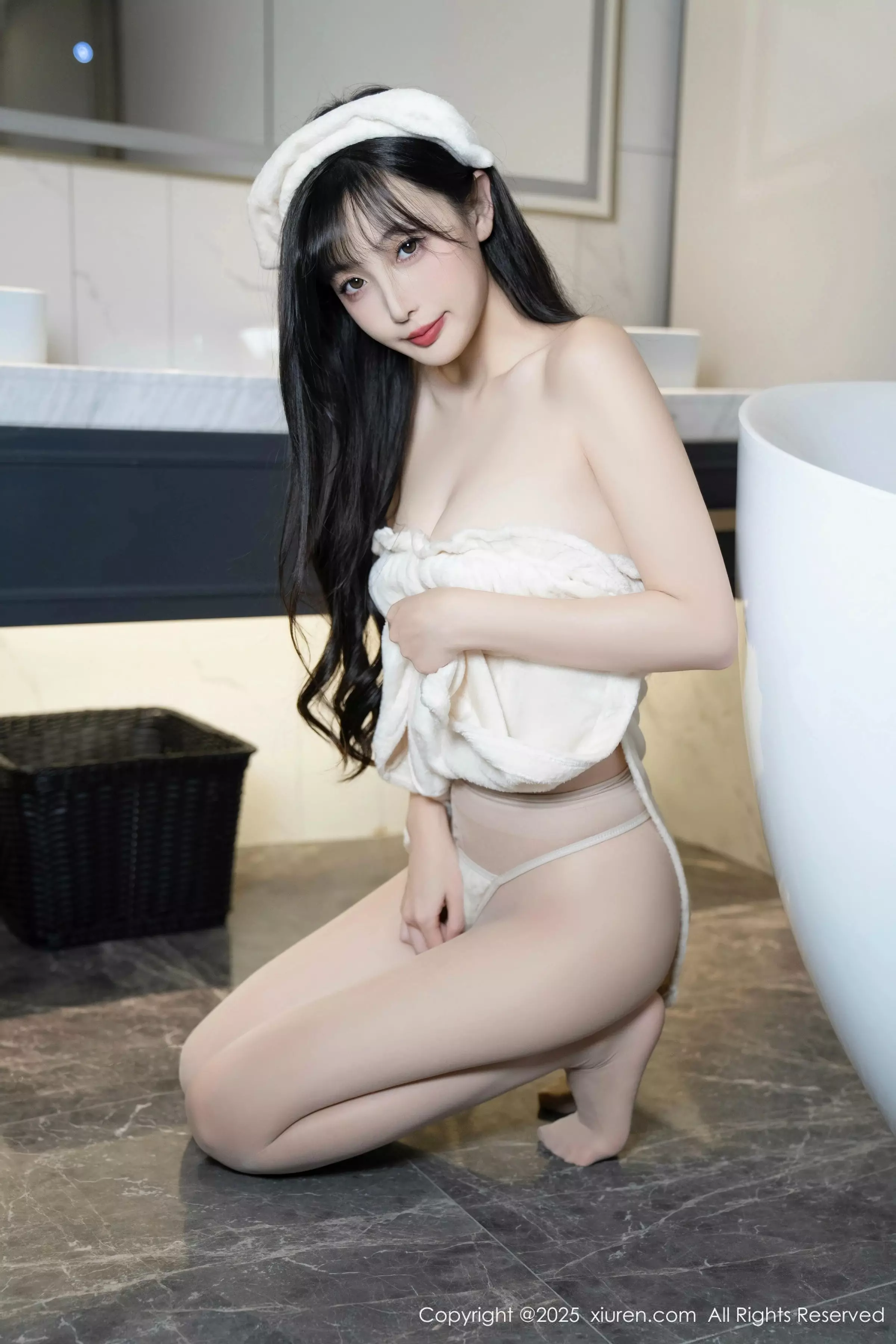 [[XiuRen秀人网]秀人网]No.10005_模特樱桃小阑子浴室场景性感白色浴袍配原色丝袜秀美腿诱惑写真87P