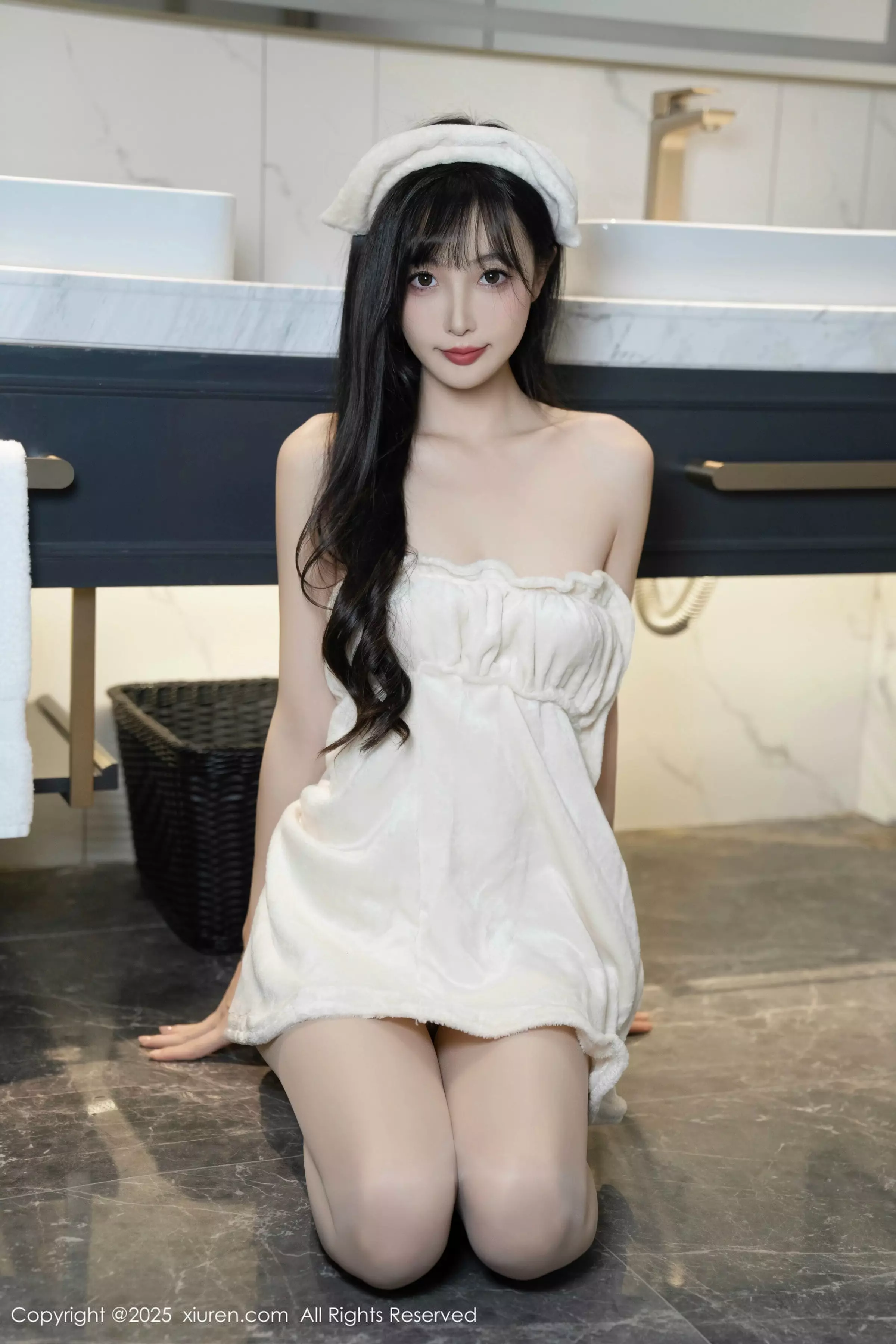 [[XiuRen秀人网]秀人网]No.10005_模特樱桃小阑子浴室场景性感白色浴袍配原色丝袜秀美腿诱惑写真87P