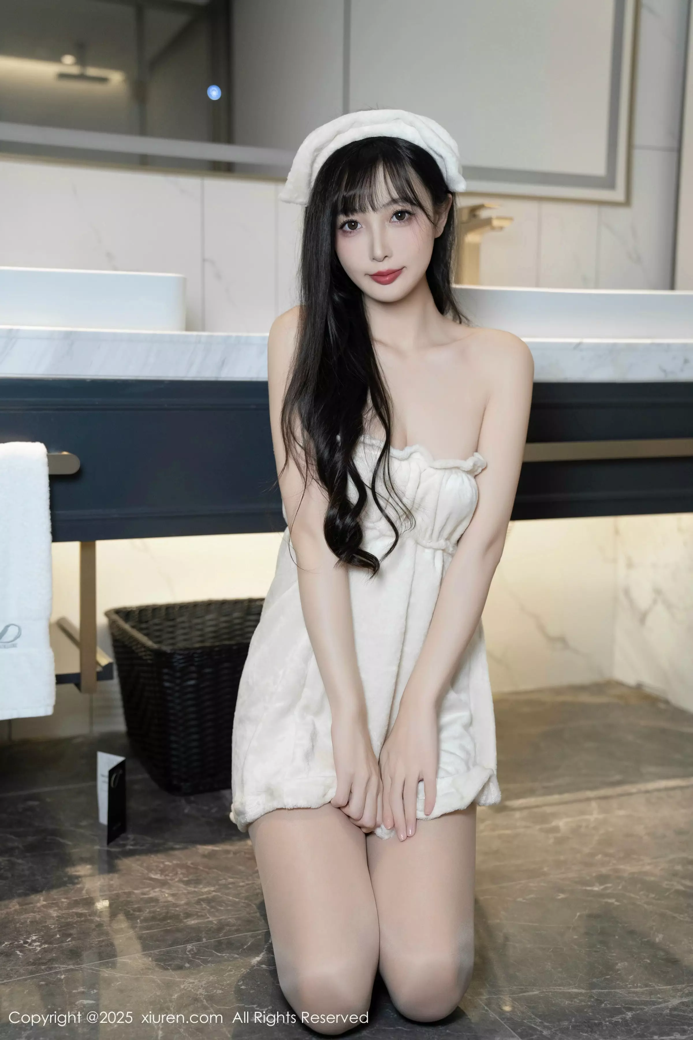 [[XiuRen秀人网]秀人网]No.10005_模特樱桃小阑子浴室场景性感白色浴袍配原色丝袜秀美腿诱惑写真87P