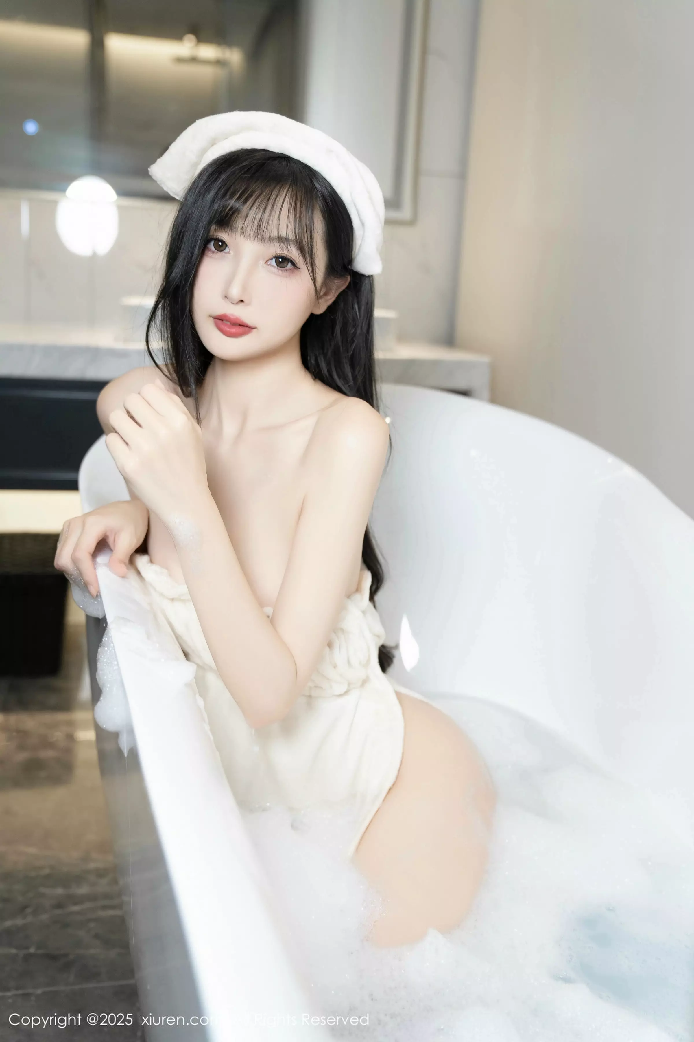 [[XiuRen秀人网]秀人网]No.10005_模特樱桃小阑子浴室场景性感白色浴袍配原色丝袜秀美腿诱惑写真87P