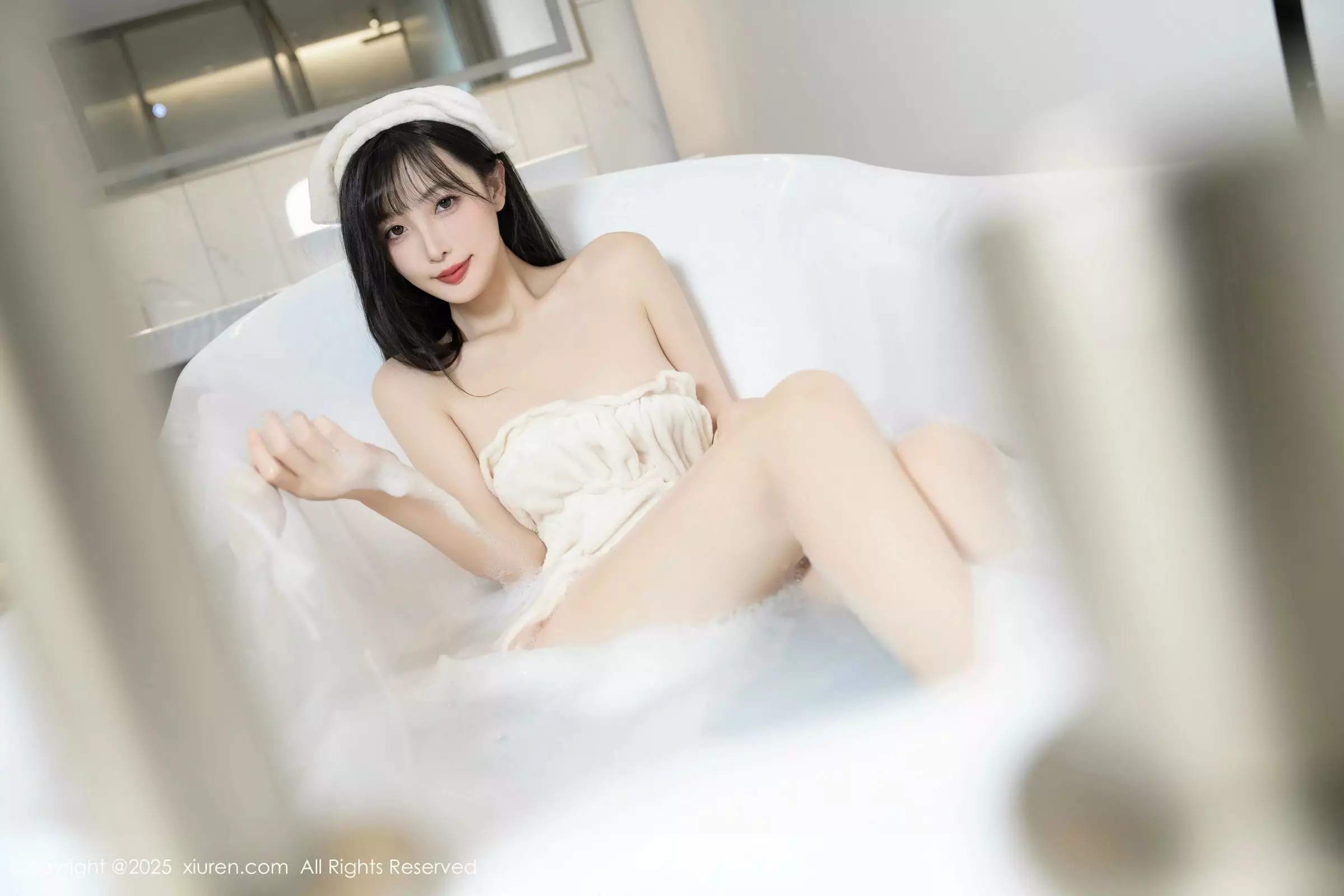 [[XiuRen秀人网]秀人网]No.10005_模特樱桃小阑子浴室场景性感白色浴袍配原色丝袜秀美腿诱惑写真87P