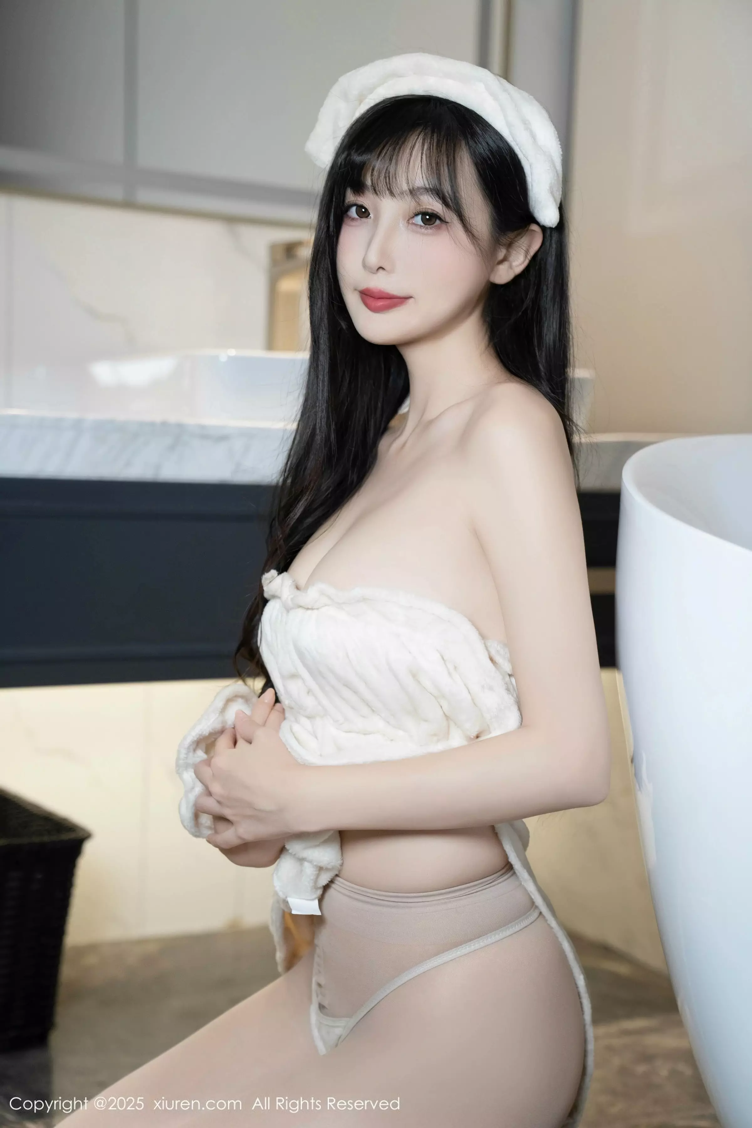 [[XiuRen秀人网]秀人网]No.10005_模特樱桃小阑子浴室场景性感白色浴袍配原色丝袜秀美腿诱惑写真87P