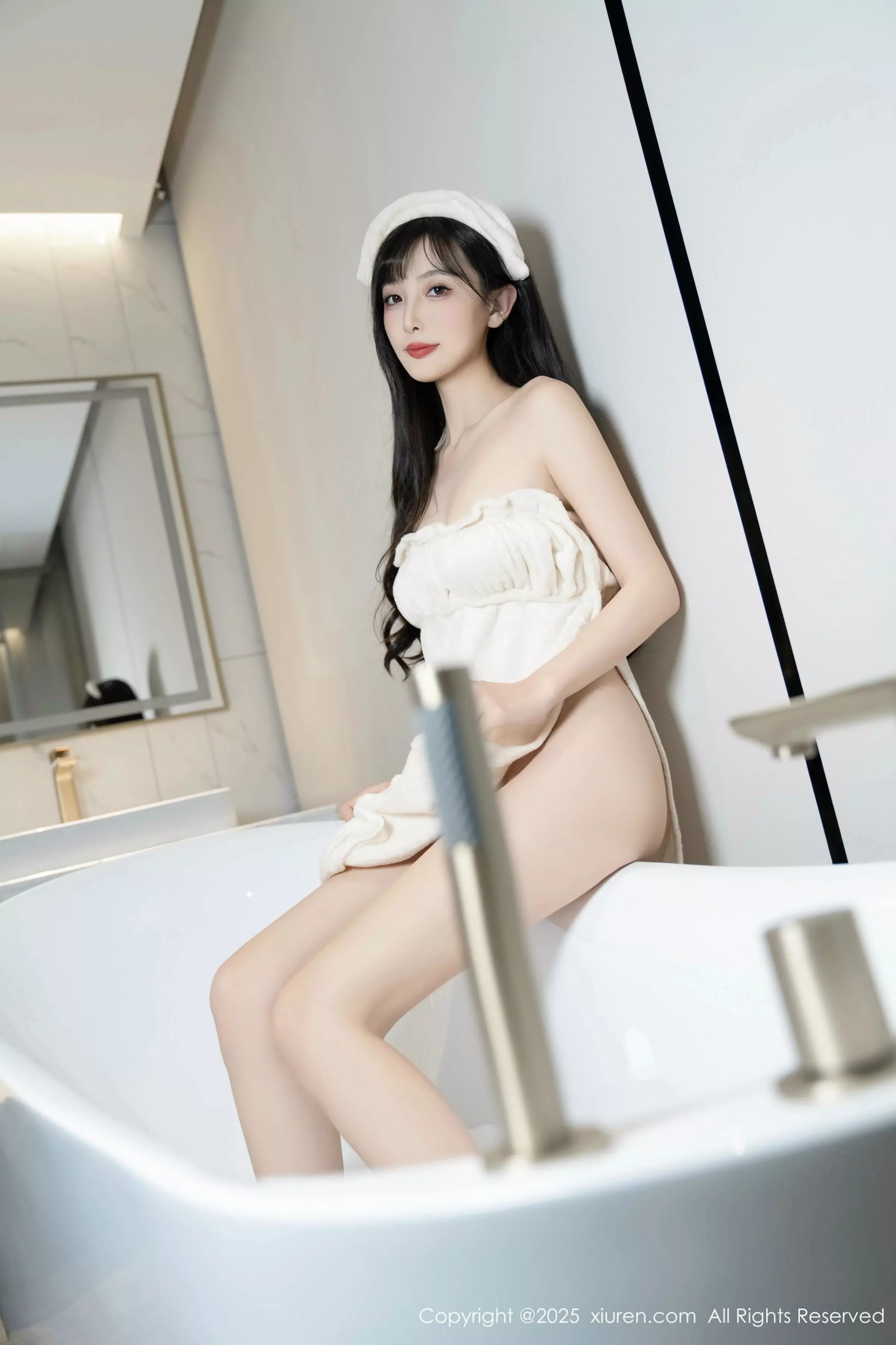 [[XiuRen秀人网]秀人网]No.10005_模特樱桃小阑子浴室场景性感白色浴袍配原色丝袜秀美腿诱惑写真87P