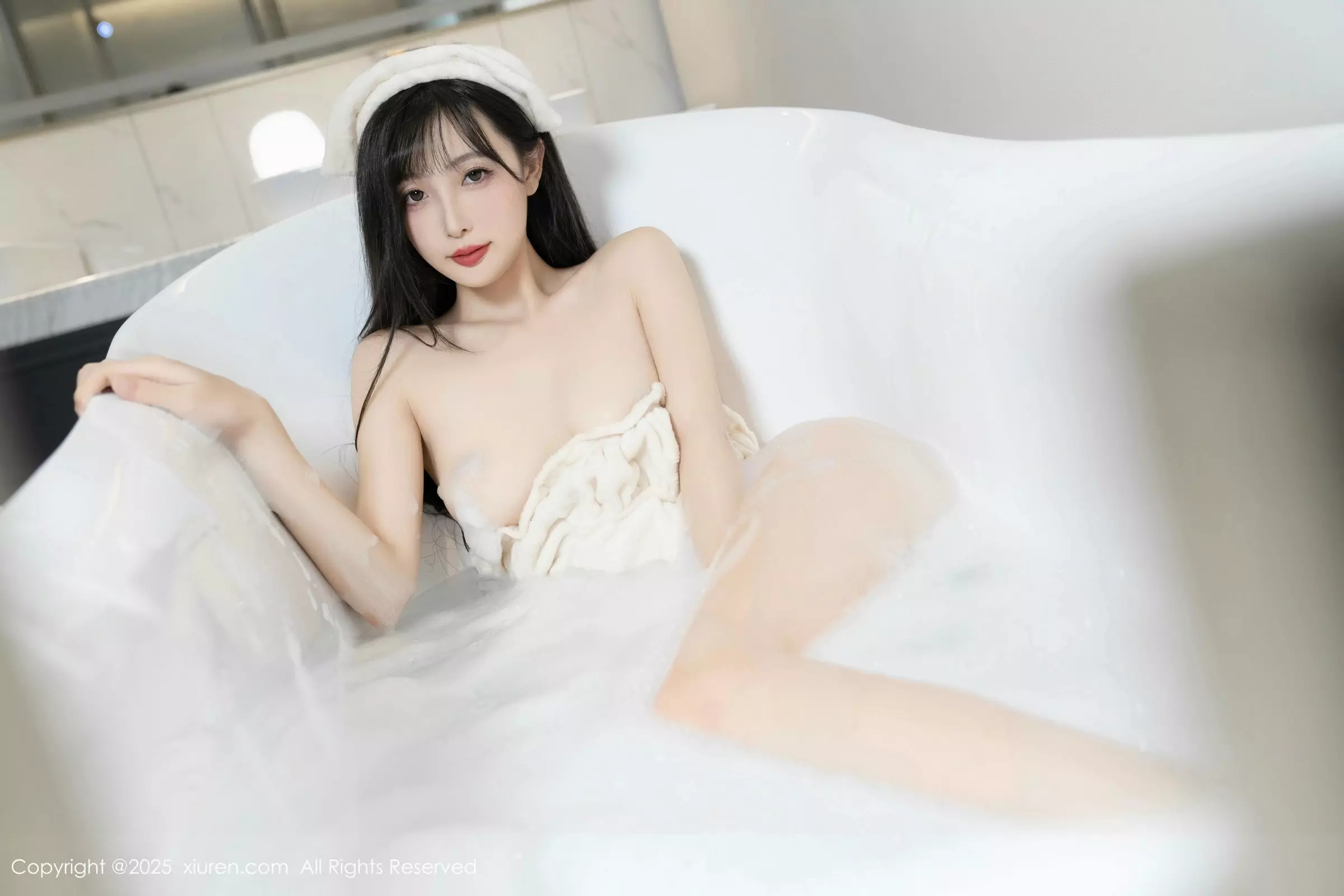 [[XiuRen秀人网]秀人网]No.10005_模特樱桃小阑子浴室场景性感白色浴袍配原色丝袜秀美腿诱惑写真87P