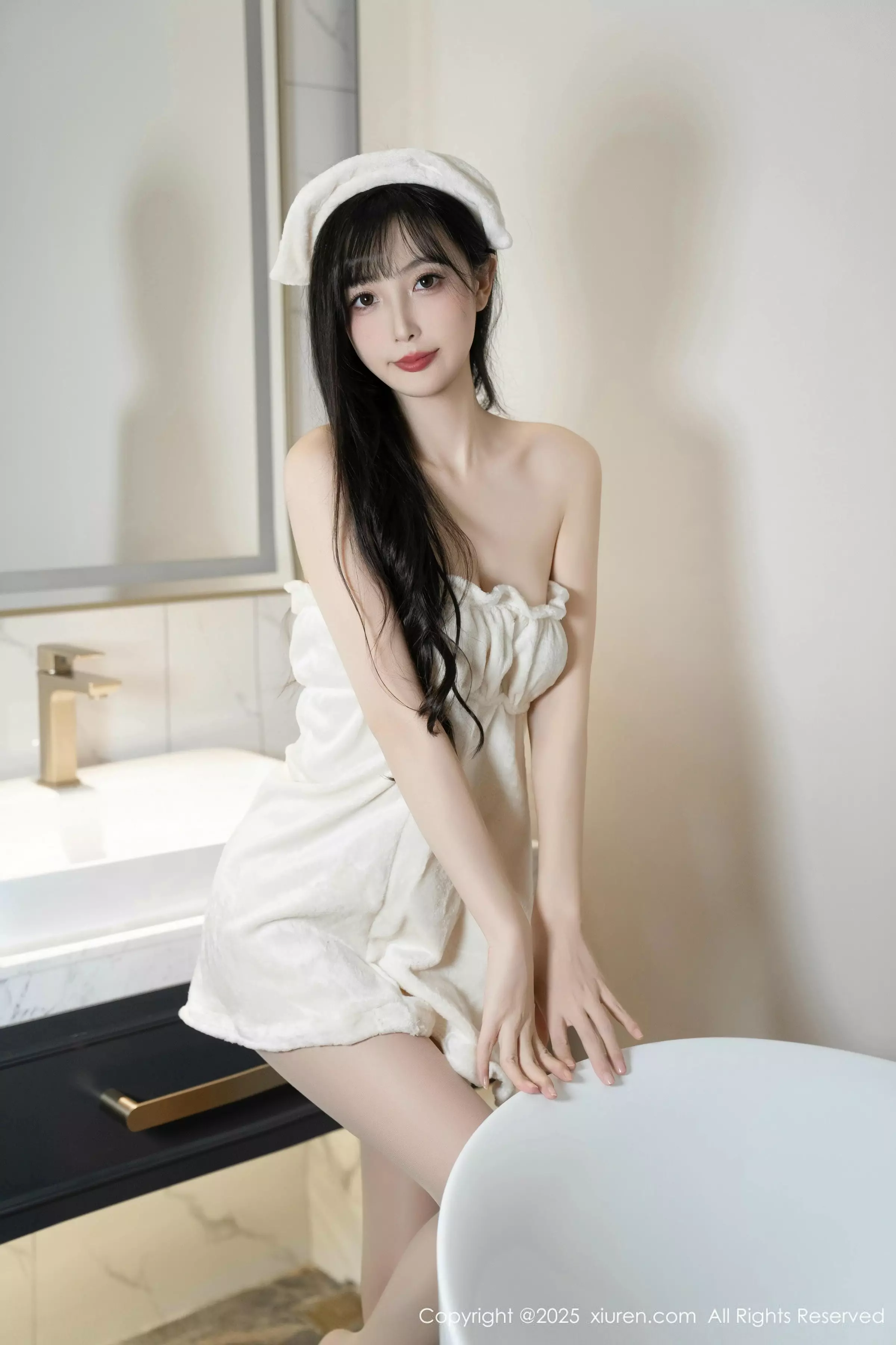 [[XiuRen秀人网]秀人网]No.10005_模特樱桃小阑子浴室场景性感白色浴袍配原色丝袜秀美腿诱惑写真87P