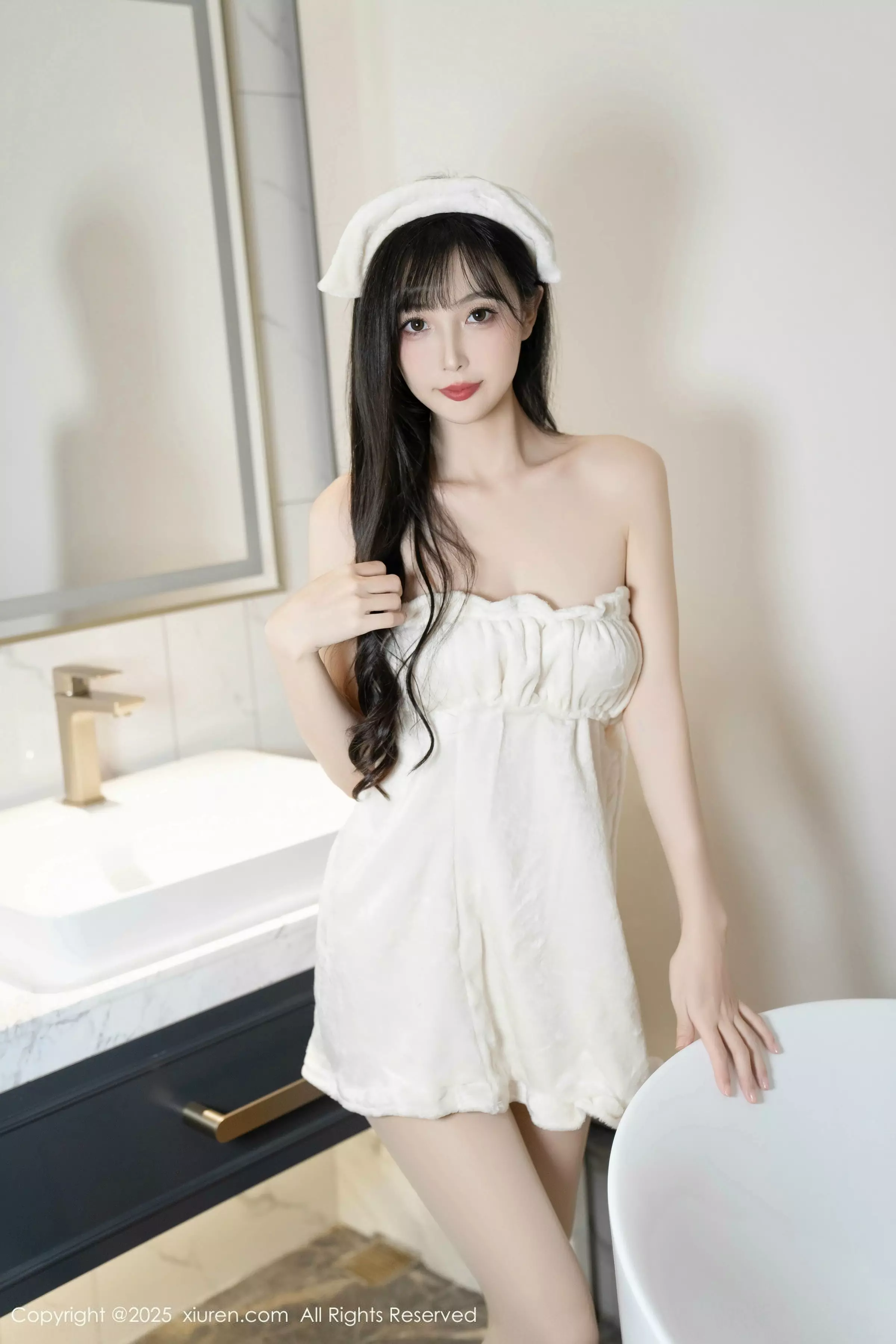[[XiuRen秀人网]秀人网]No.10005_模特樱桃小阑子浴室场景性感白色浴袍配原色丝袜秀美腿诱惑写真87P