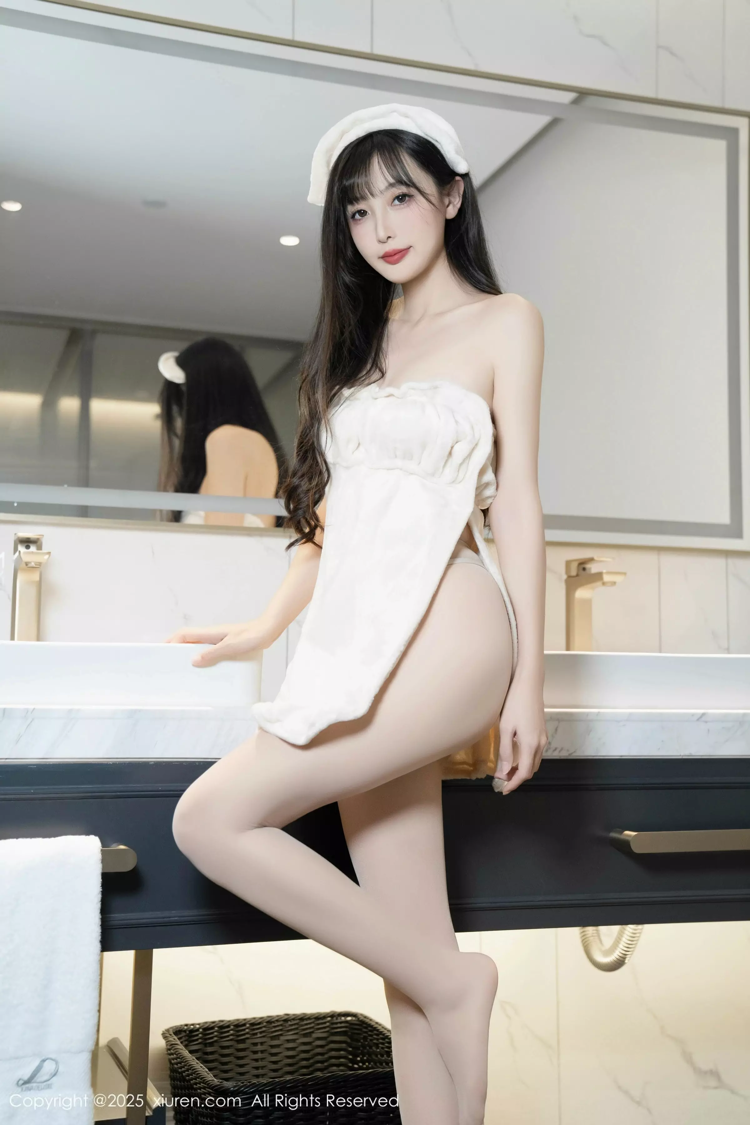 [[XiuRen秀人网]秀人网]No.10005_模特樱桃小阑子浴室场景性感白色浴袍配原色丝袜秀美腿诱惑写真87P