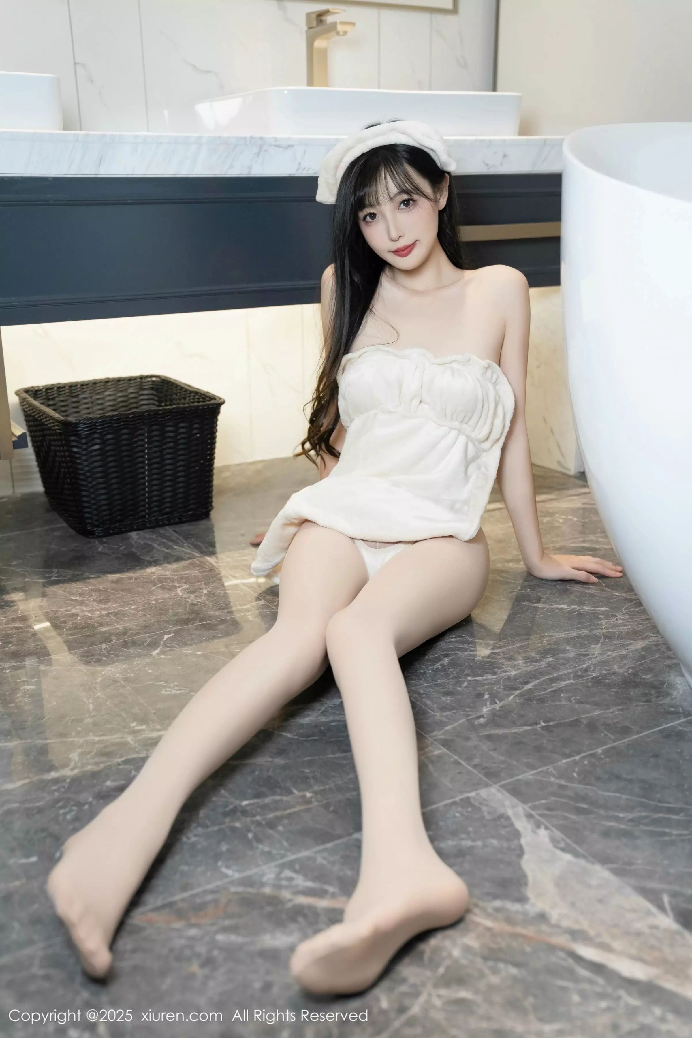 [[XiuRen秀人网]秀人网]No.10005_模特樱桃小阑子浴室场景性感白色浴袍配原色丝袜秀美腿诱惑写真87P