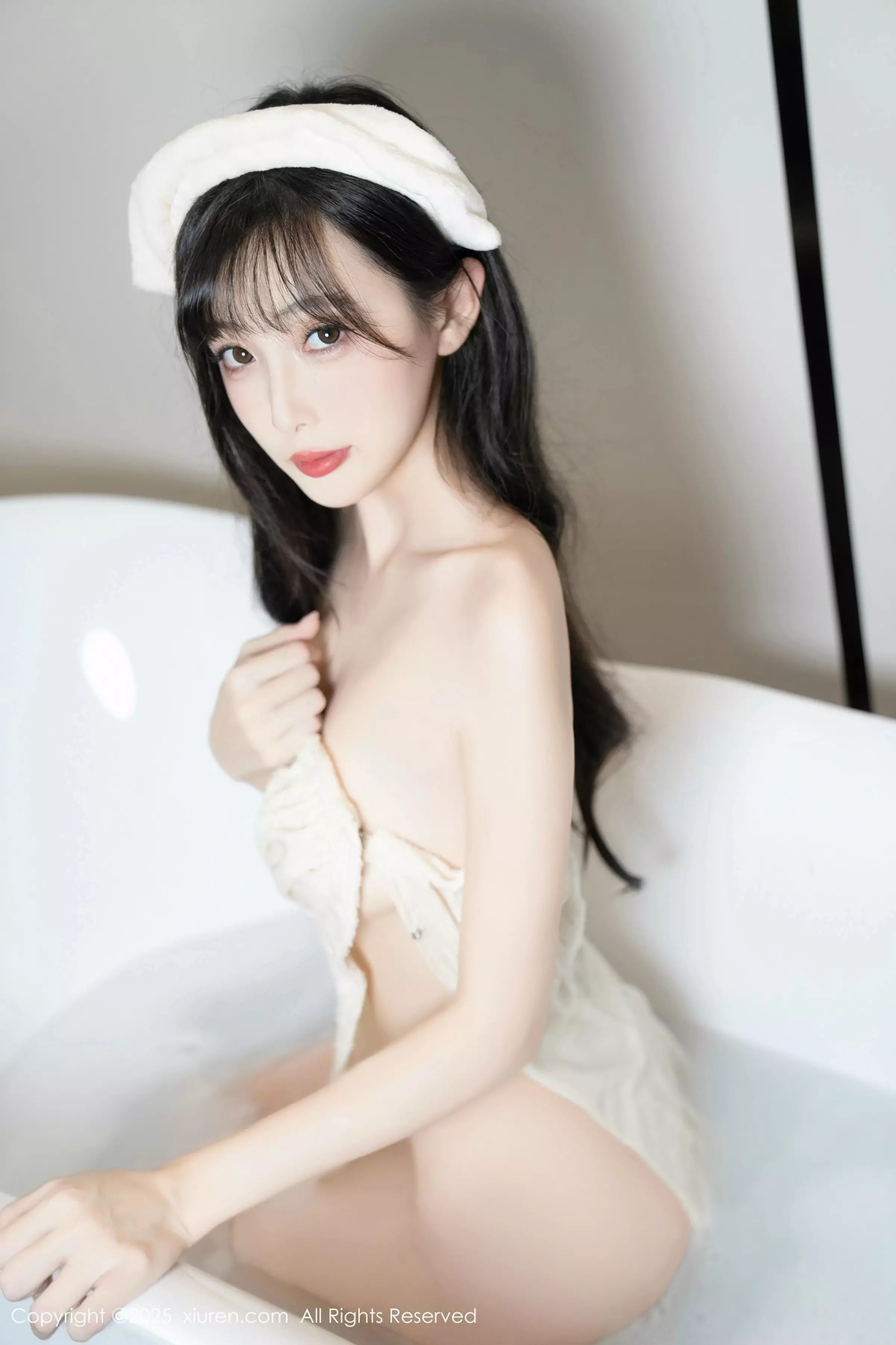 [[XiuRen秀人网]秀人网]No.10005_模特樱桃小阑子浴室场景性感白色浴袍配原色丝袜秀美腿诱惑写真87P