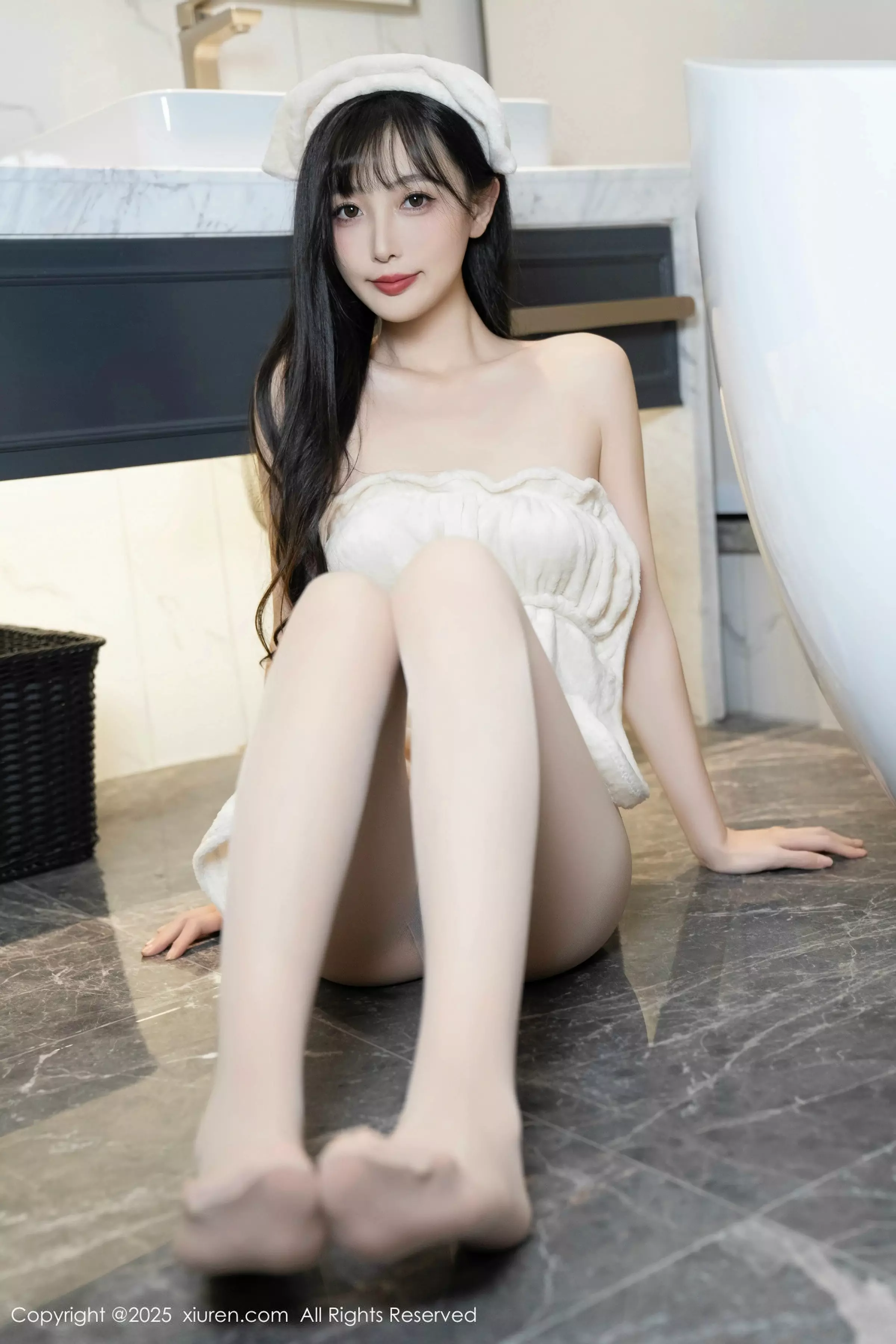 [[XiuRen秀人网]秀人网]No.10005_模特樱桃小阑子浴室场景性感白色浴袍配原色丝袜秀美腿诱惑写真87P