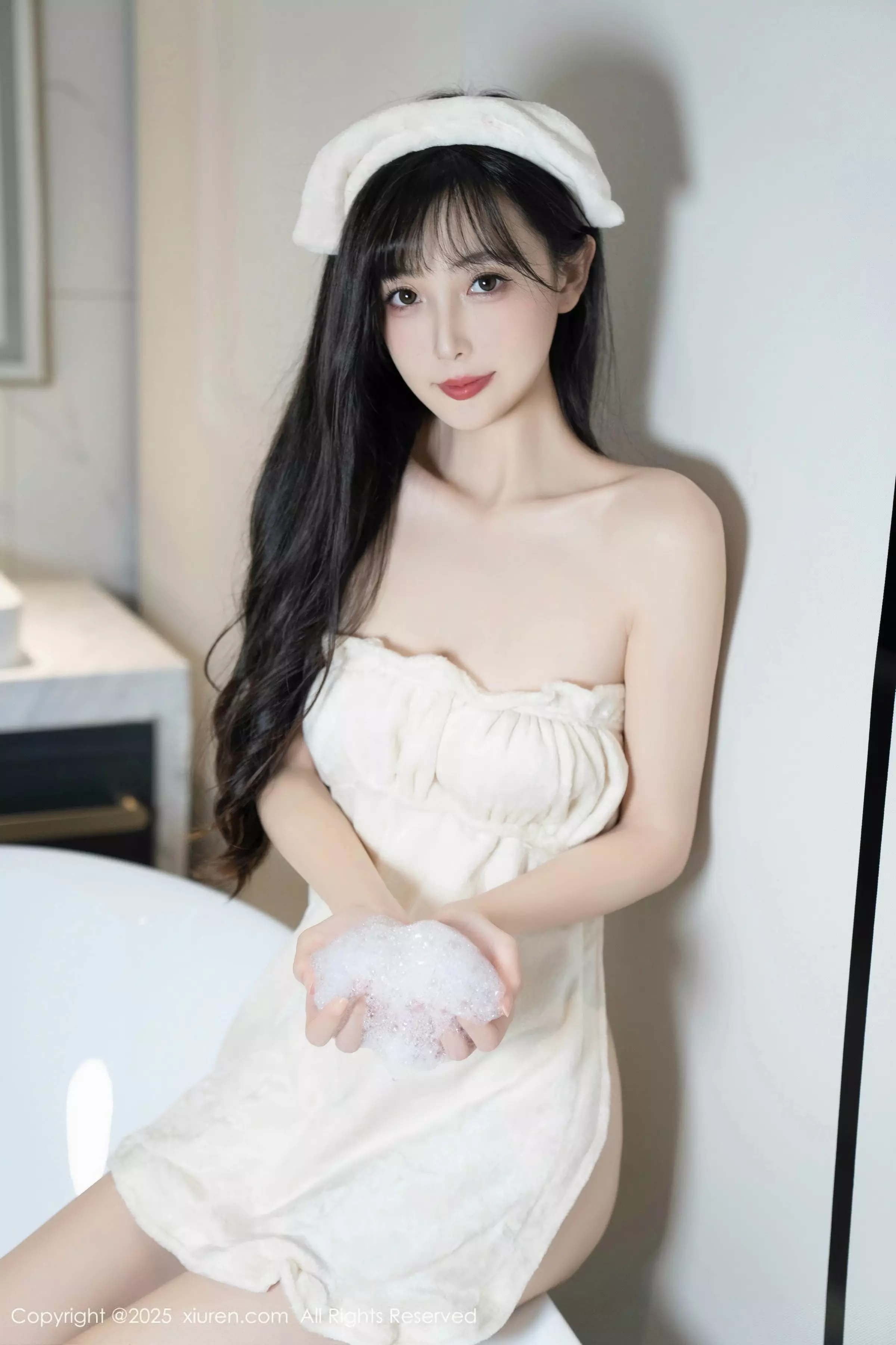 [[XiuRen秀人网]秀人网]No.10005_模特樱桃小阑子浴室场景性感白色浴袍配原色丝袜秀美腿诱惑写真87P