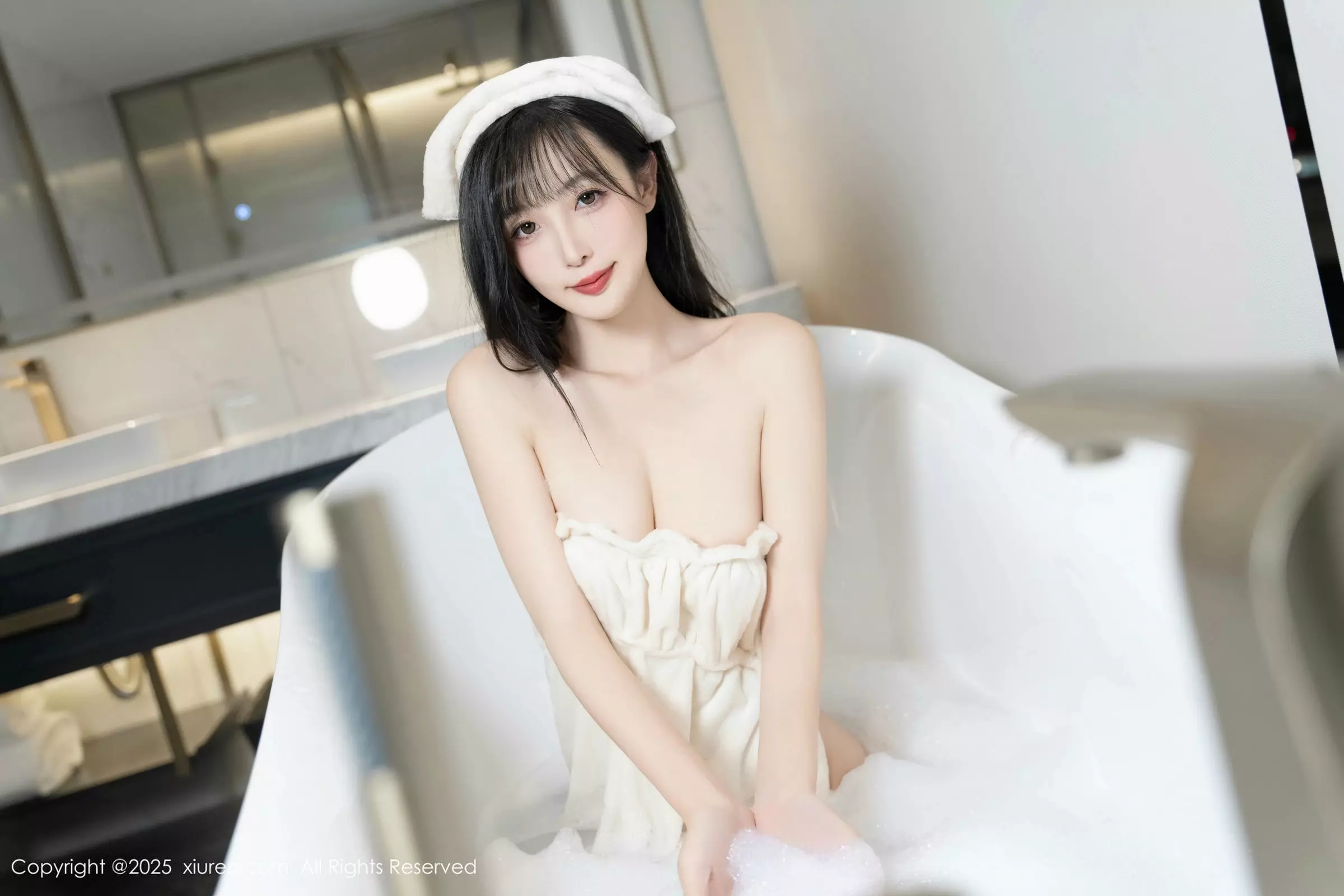 [[XiuRen秀人网]秀人网]No.10005_模特樱桃小阑子浴室场景性感白色浴袍配原色丝袜秀美腿诱惑写真87P