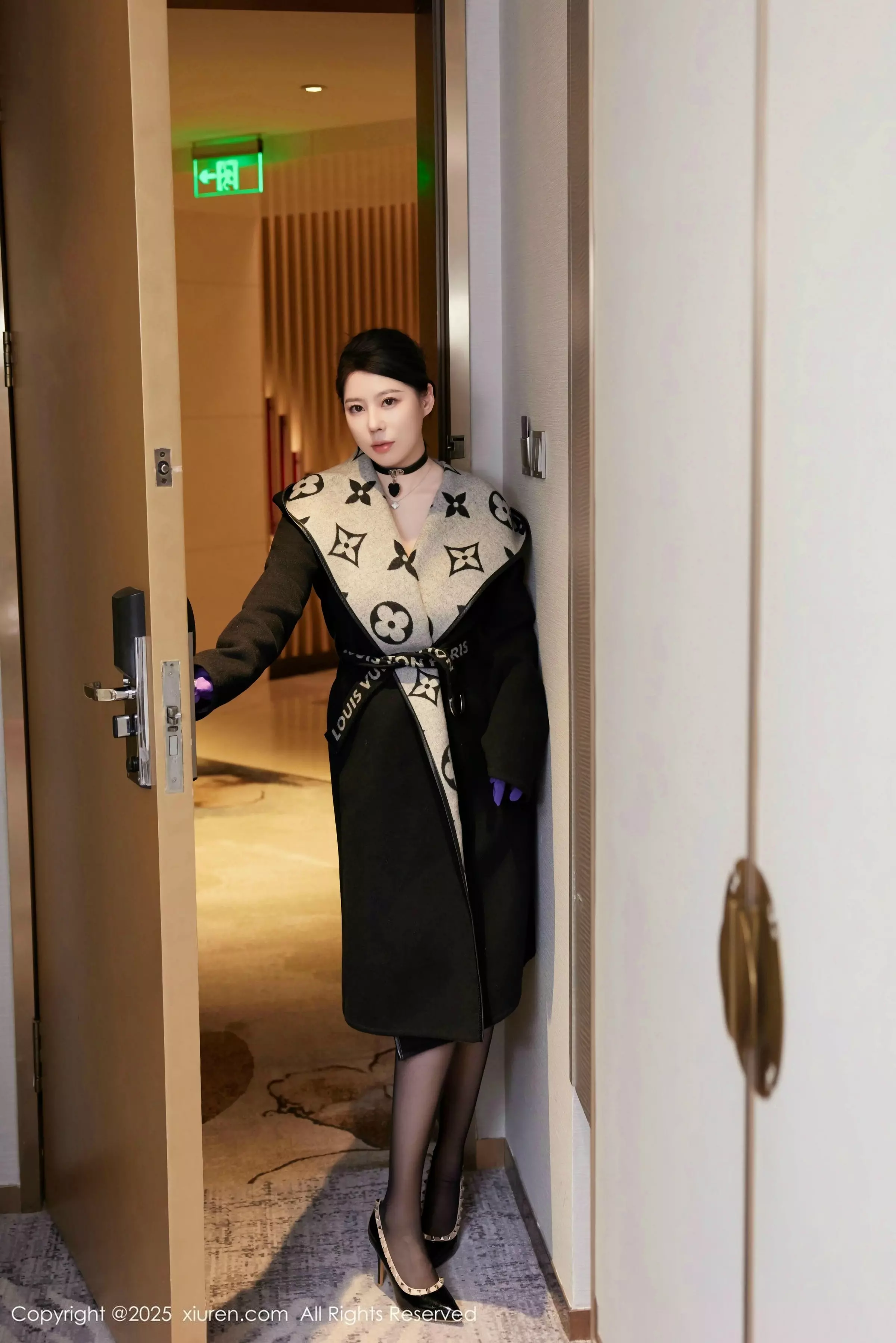 [[XiuRen秀人网]秀人网]No.10001_模特白茹雪abby性感紫色情趣内衣配黑丝吊袜秀丰腴身材诱惑写真62P