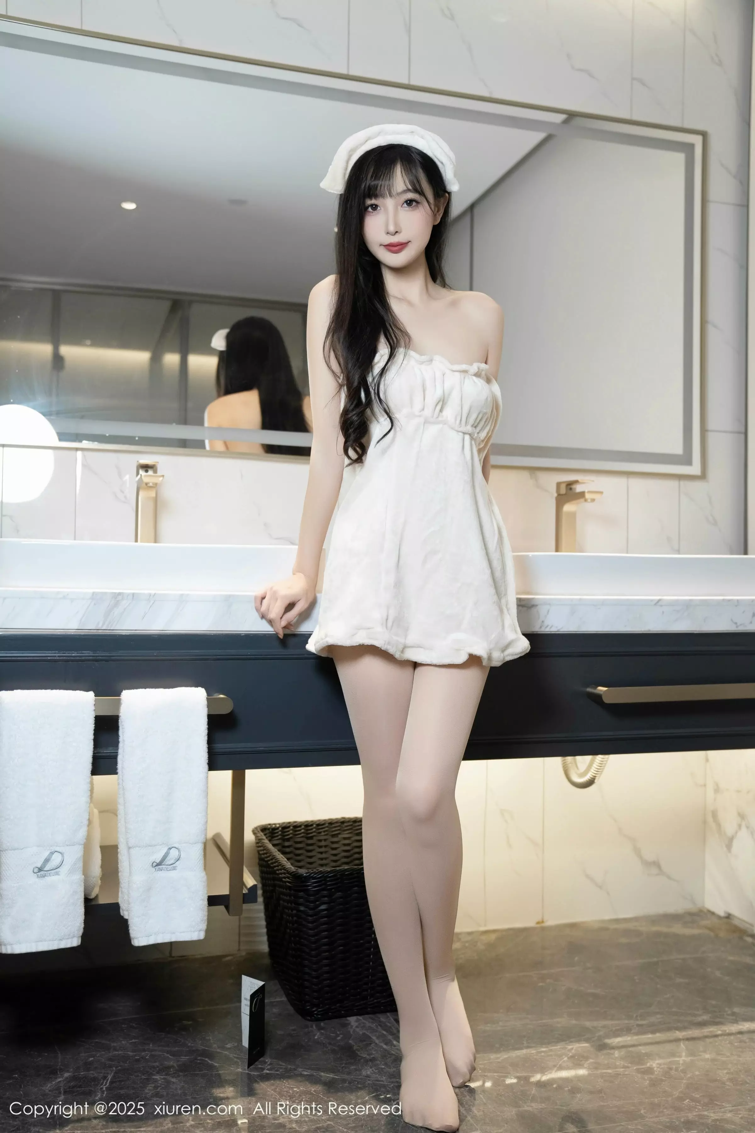 [[XiuRen秀人网]秀人网]No.10005_模特樱桃小阑子浴室场景性感白色浴袍配原色丝袜秀美腿诱惑写真87P