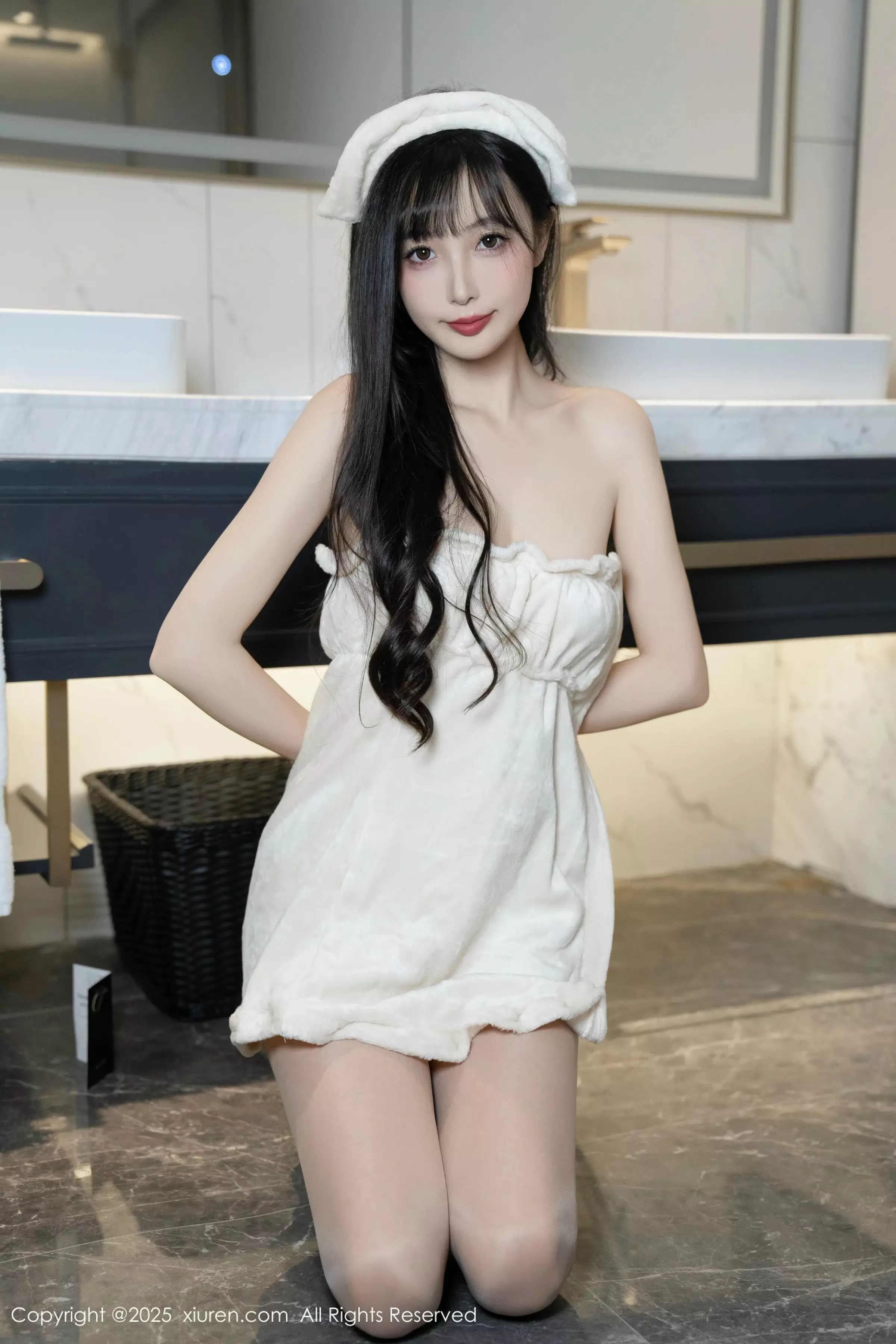 [[XiuRen秀人网]秀人网]No.10005_模特樱桃小阑子浴室场景性感白色浴袍配原色丝袜秀美腿诱惑写真87P