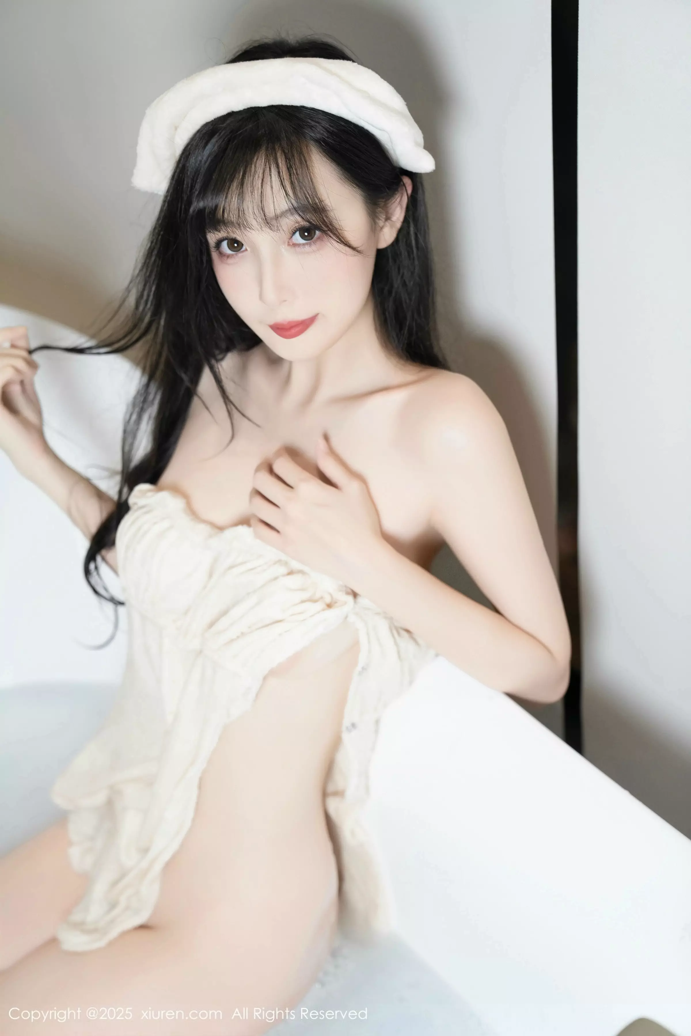 [[XiuRen秀人网]秀人网]No.10005_模特樱桃小阑子浴室场景性感白色浴袍配原色丝袜秀美腿诱惑写真87P