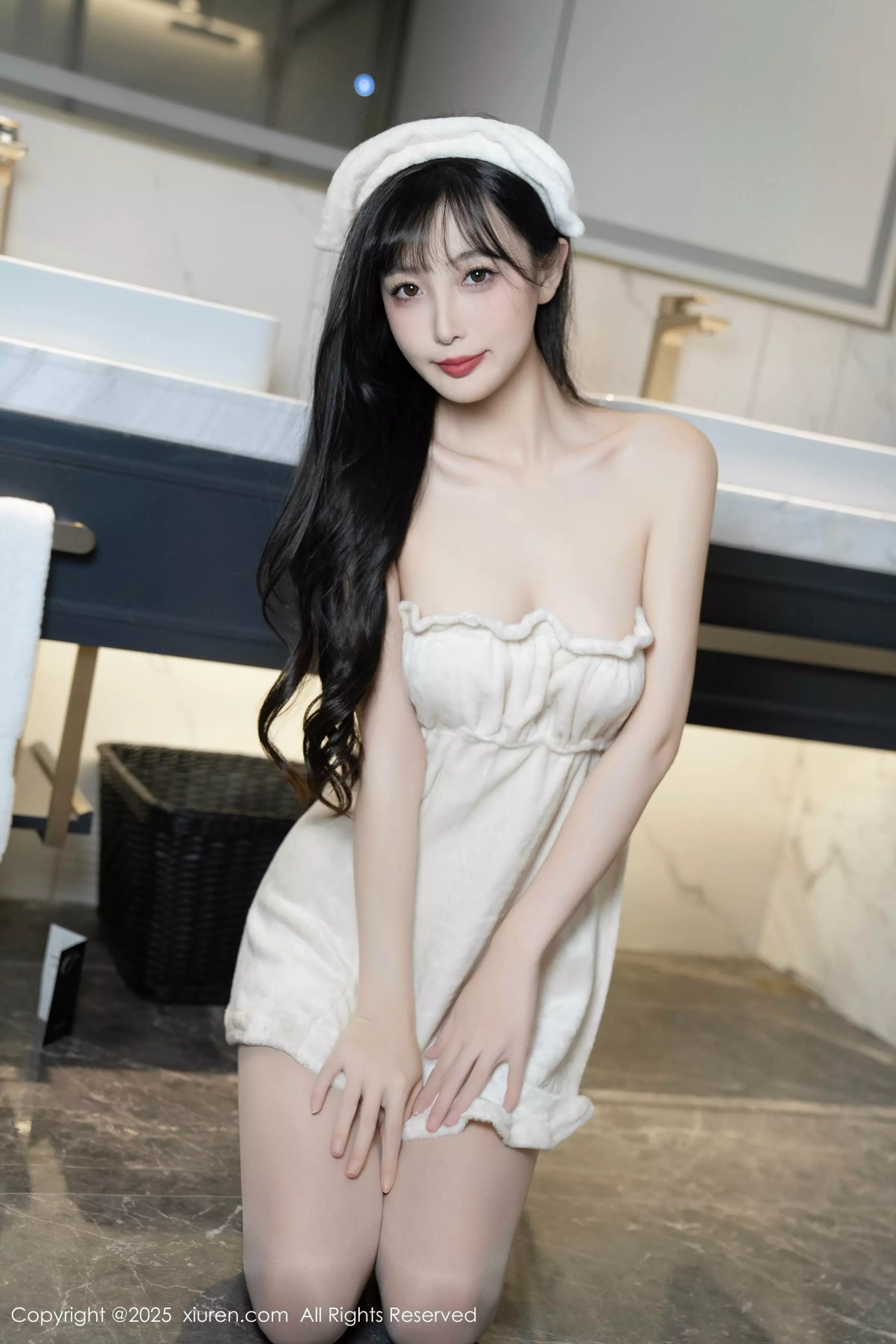 [[XiuRen秀人网]秀人网]No.10005_模特樱桃小阑子浴室场景性感白色浴袍配原色丝袜秀美腿诱惑写真87P