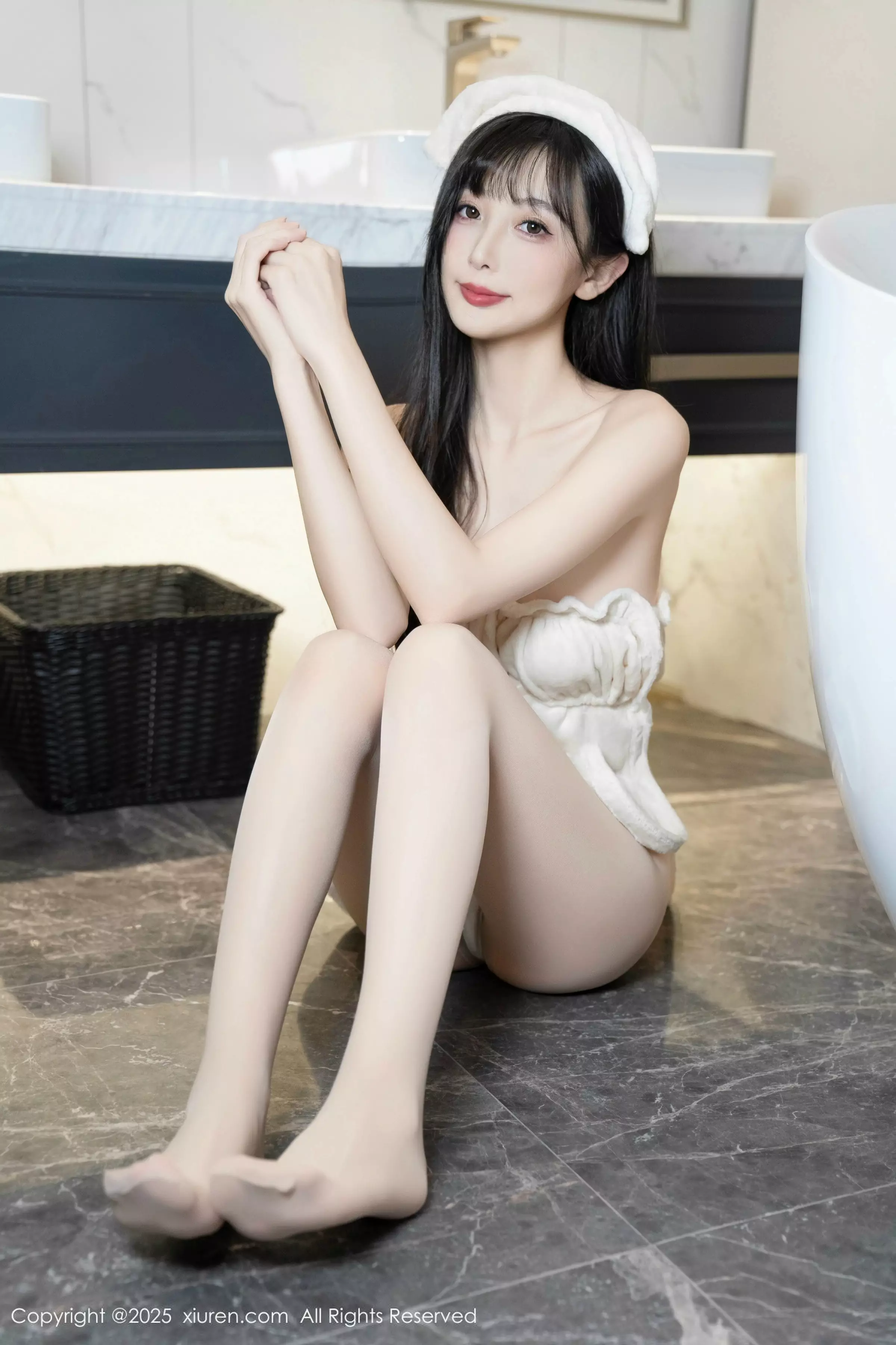 [[XiuRen秀人网]秀人网]No.10005_模特樱桃小阑子浴室场景性感白色浴袍配原色丝袜秀美腿诱惑写真87P