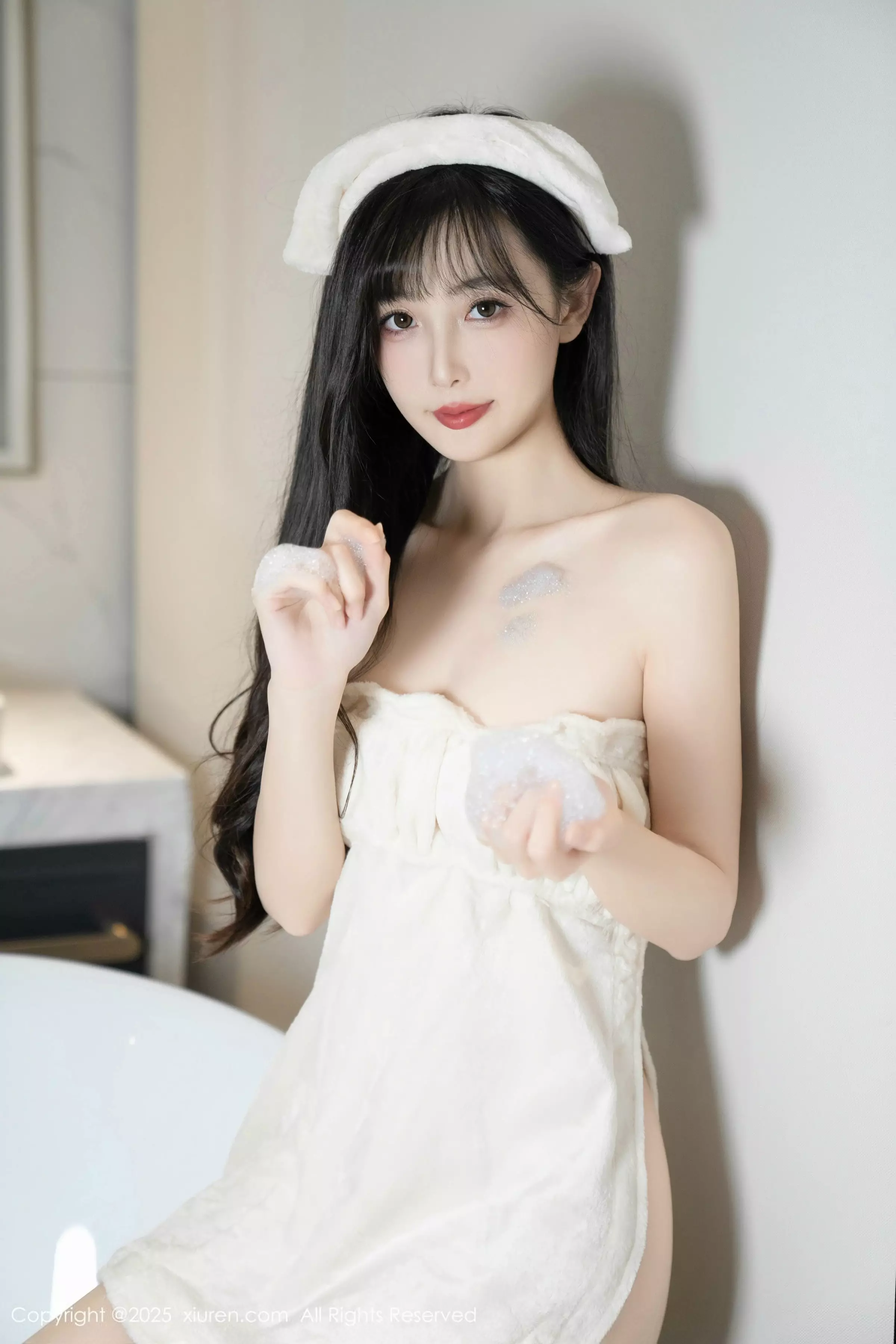 [[XiuRen秀人网]秀人网]No.10005_模特樱桃小阑子浴室场景性感白色浴袍配原色丝袜秀美腿诱惑写真87P