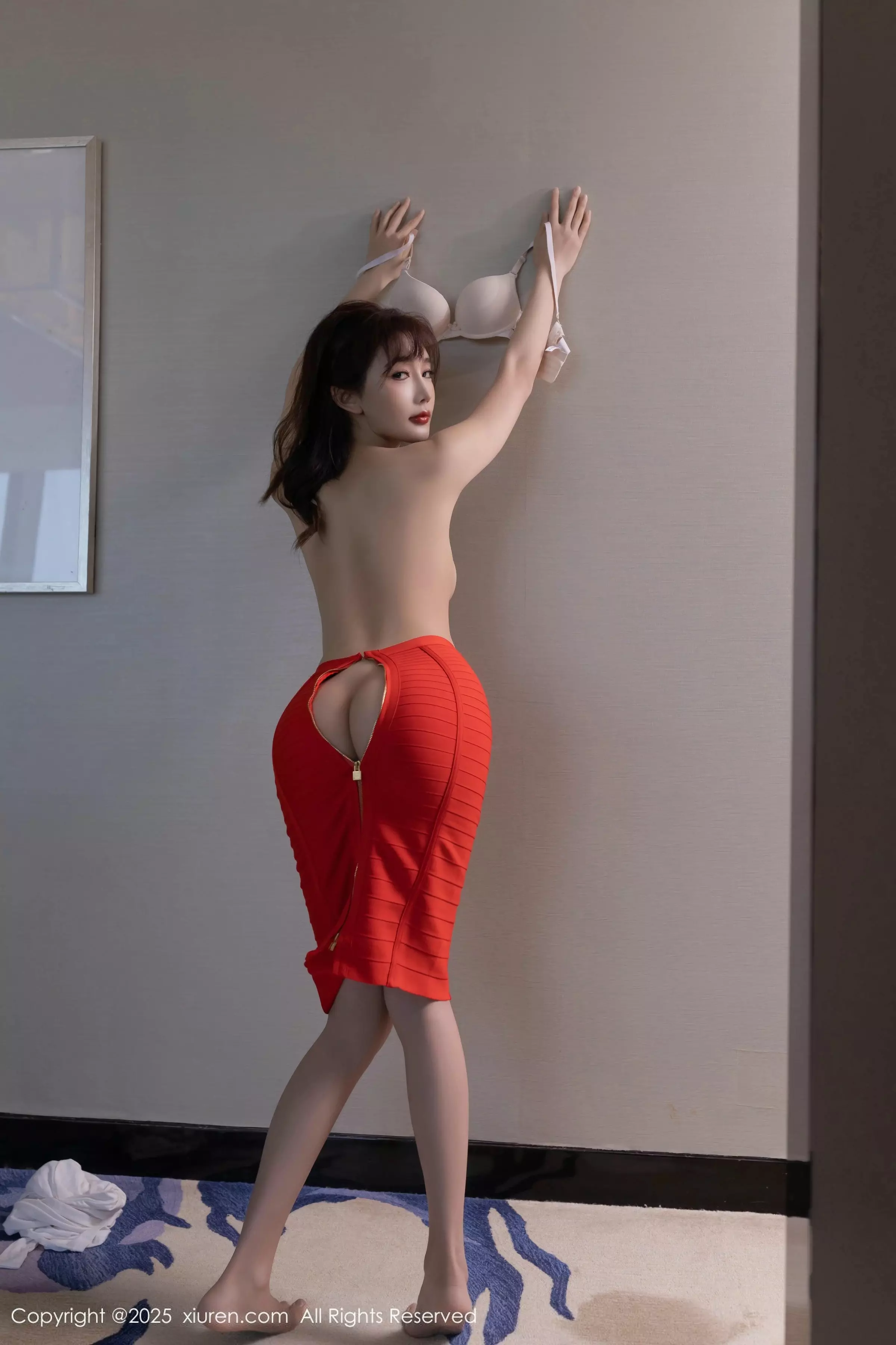 [[XiuRen秀人网]秀人网]No.10014_模特陆萱萱剧情主题红色短裙配超薄黑丝秀翘臀美腿撩人诱惑写真81P