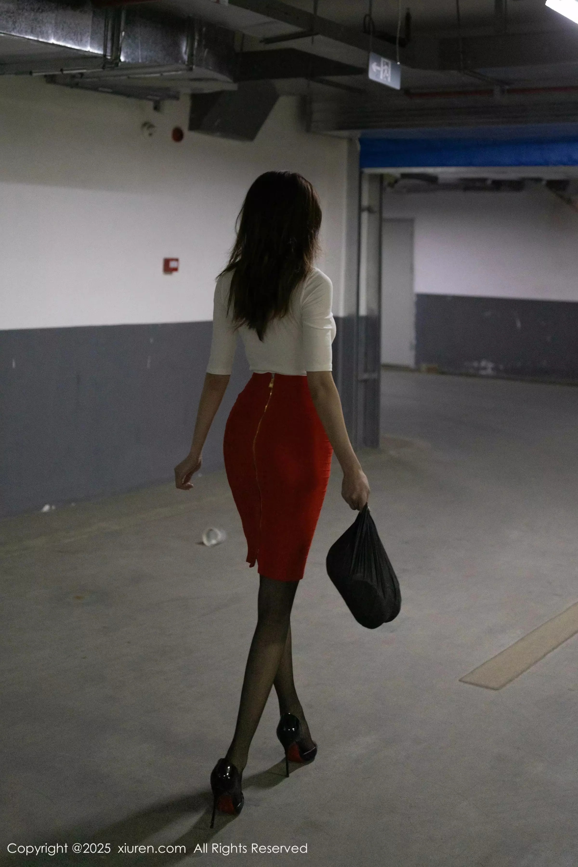 [[XiuRen秀人网]秀人网]No.10014_模特陆萱萱剧情主题红色短裙配超薄黑丝秀翘臀美腿撩人诱惑写真81P