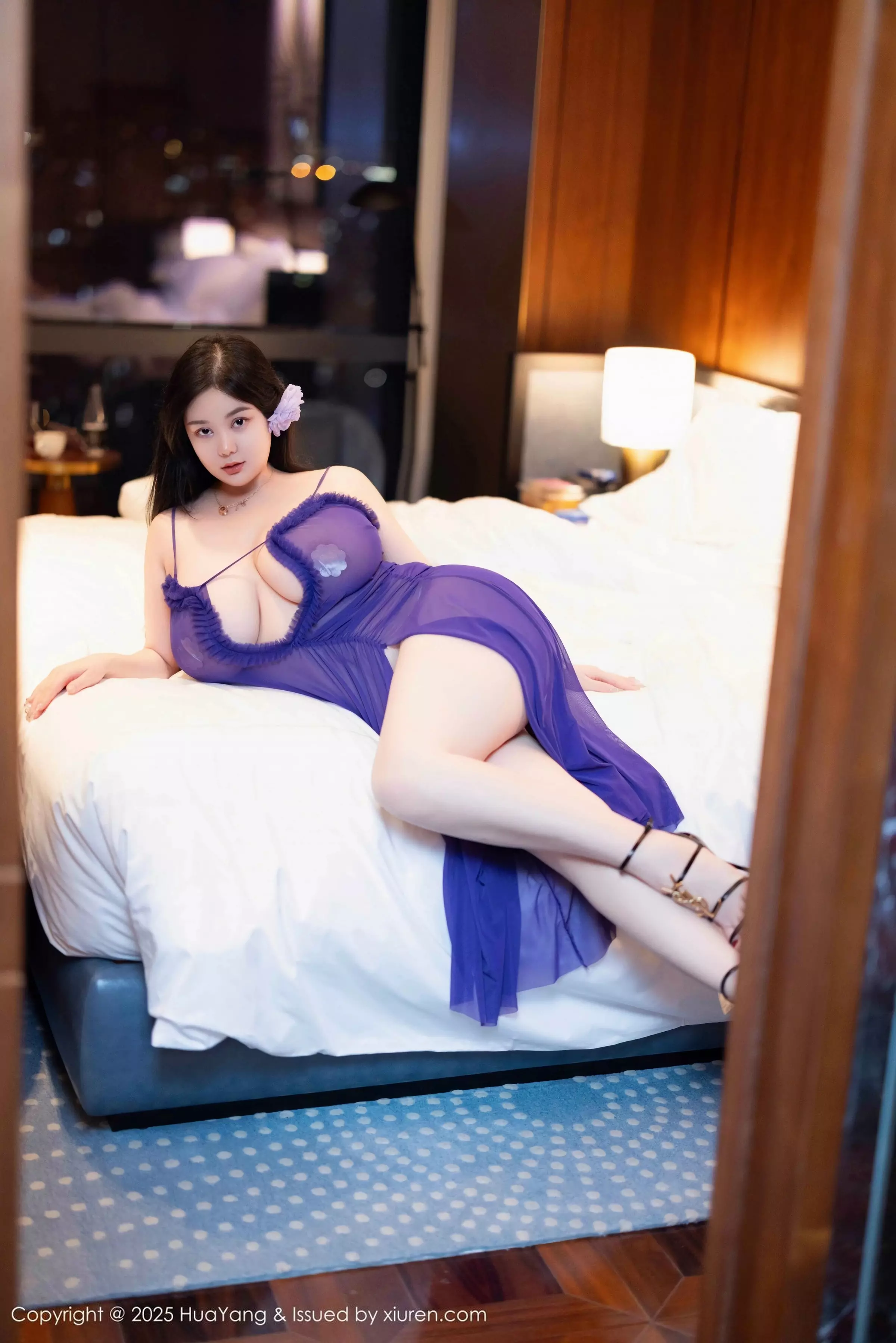 [HuaYang花漾]Vol.635_女神易阳Silvia私房性感紫色吊带连衣裙秀丰乳肥臀惹火诱惑写真57P