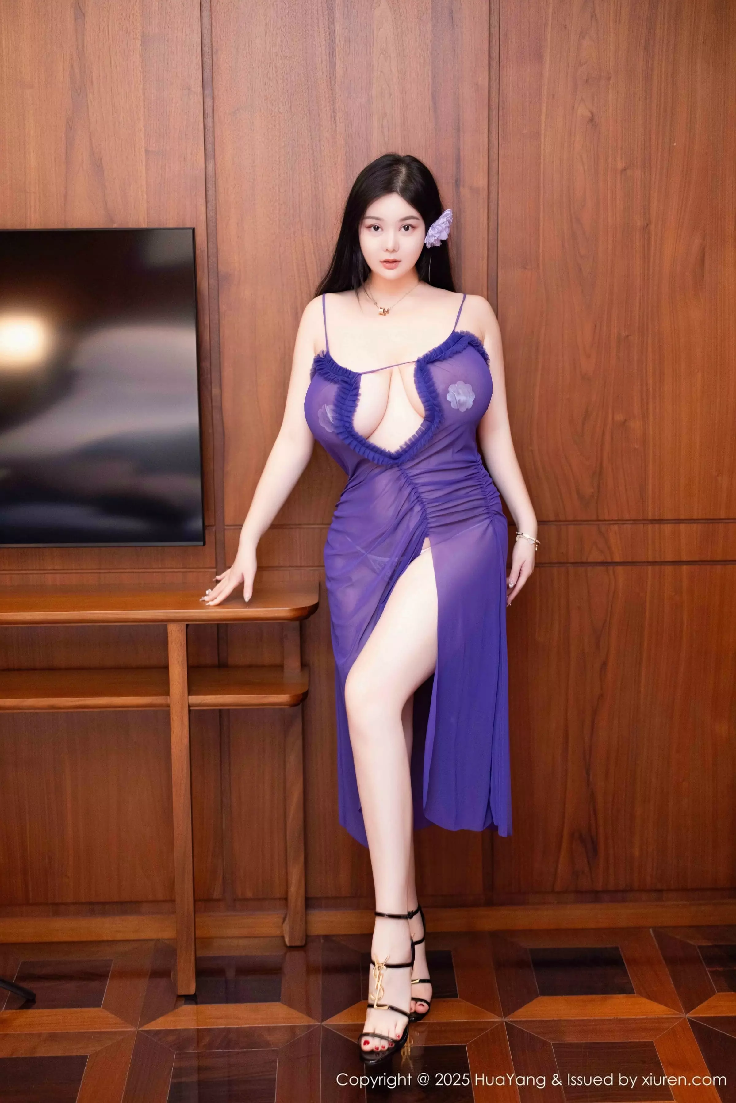 [HuaYang花漾]Vol.635_女神易阳Silvia私房性感紫色吊带连衣裙秀丰乳肥臀惹火诱惑写真57P