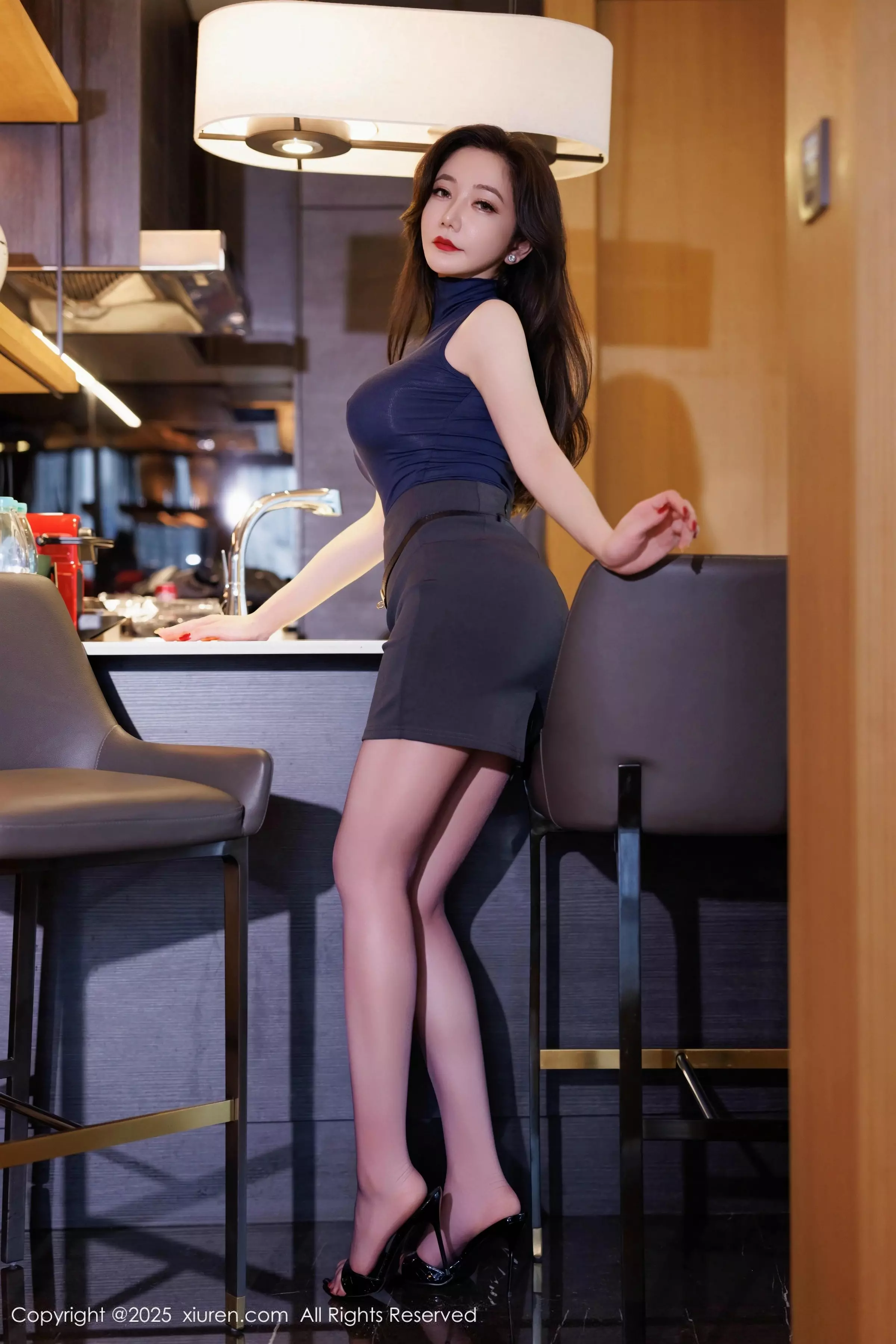 [[XiuRen秀人网]秀人网]No.10010_女神心妍小公主性感蓝色T恤配灰色包臀短裙秀丰腴身材诱惑写真70P