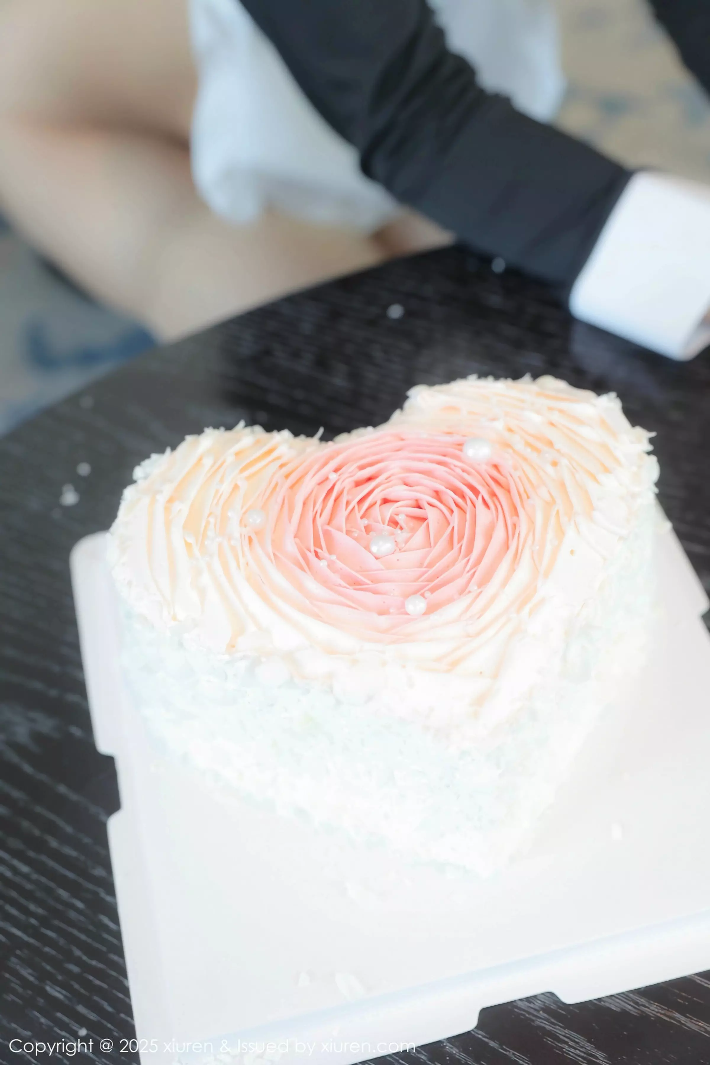 [[XiuRen秀人网]秀人网]No.10024_模特Candy糖糖黑色女仆服饰配超薄无内肉丝秀丰腴身姿诱惑写真80P