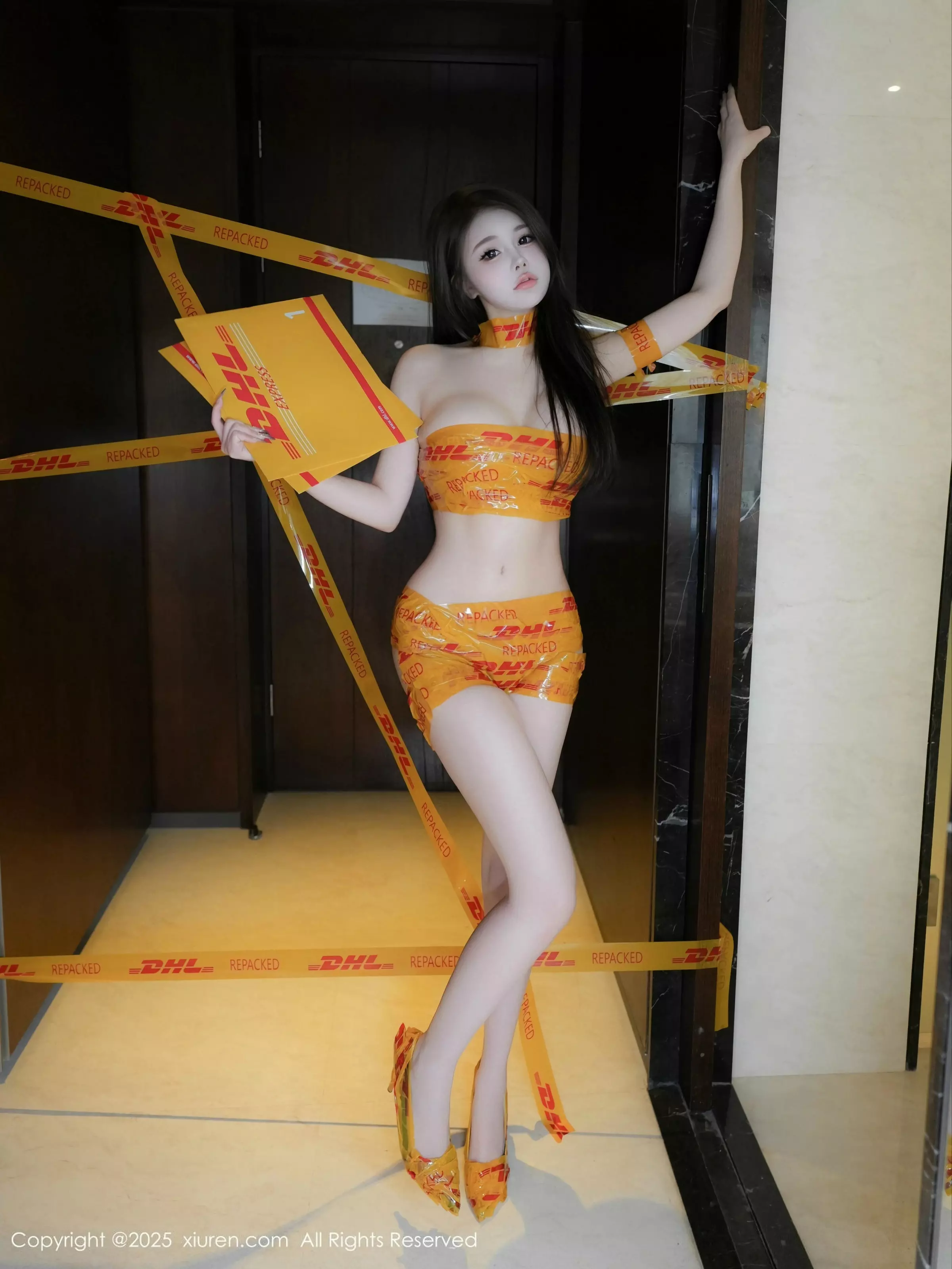 [[XiuRen秀人网]秀人网]No.10016_模特甜妮户外性感黄色胶带裹身秀完美身材白嫩肌肤诱惑写真76P