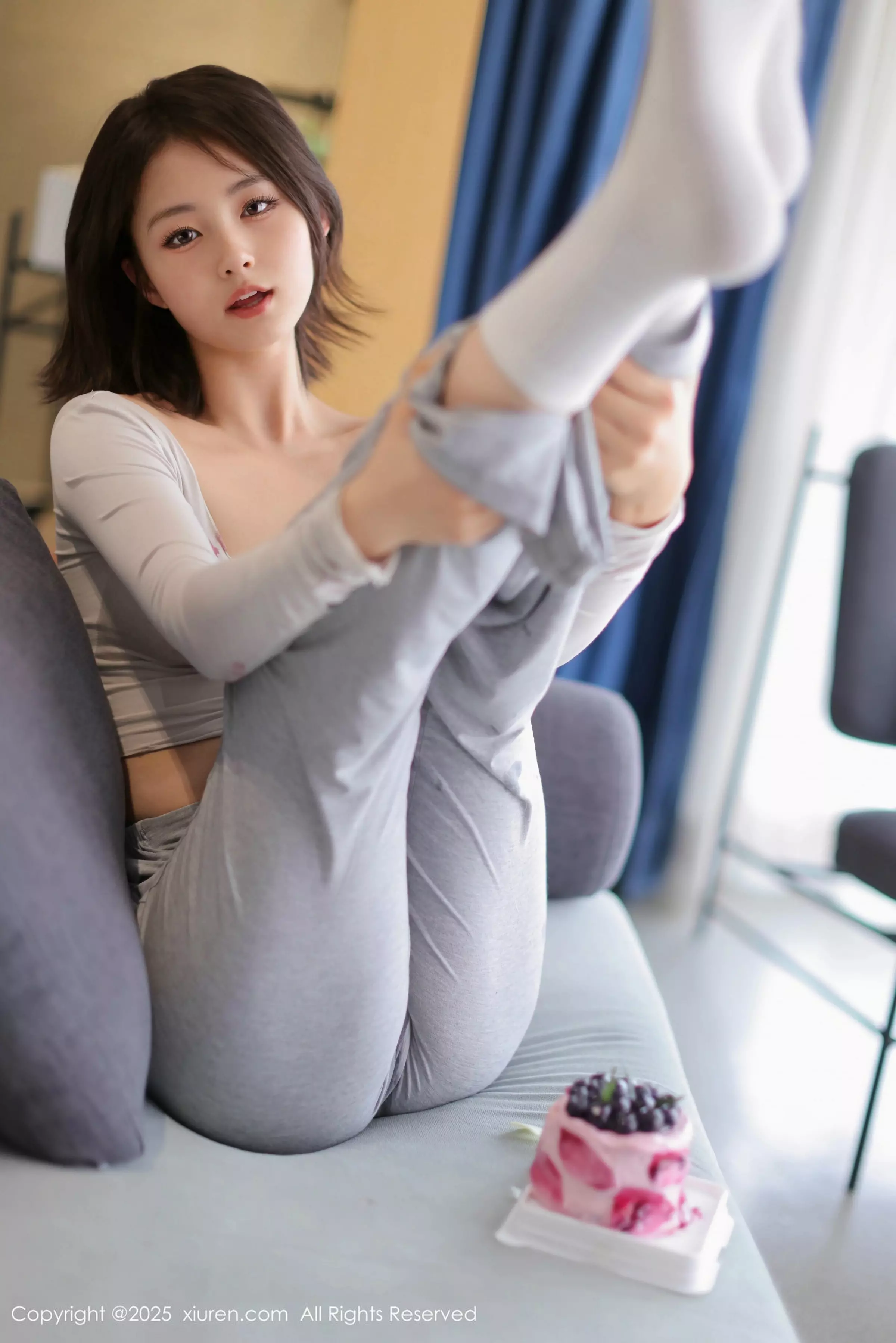 [[XiuRen秀人网]秀人网]No.10021_模特小橘子orange性感灰色日常服配超薄黑丝秀曼妙身姿诱惑写真77P