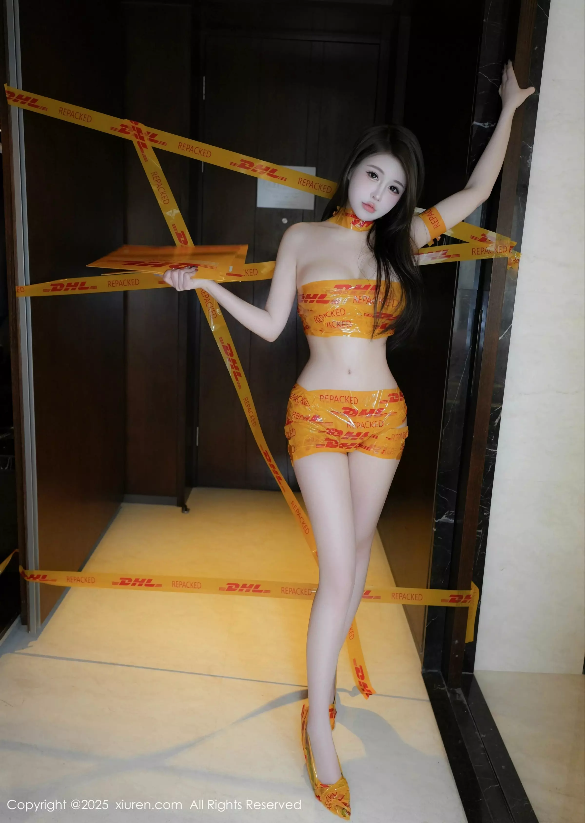 [[XiuRen秀人网]秀人网]No.10016_模特甜妮户外性感黄色胶带裹身秀完美身材白嫩肌肤诱惑写真76P