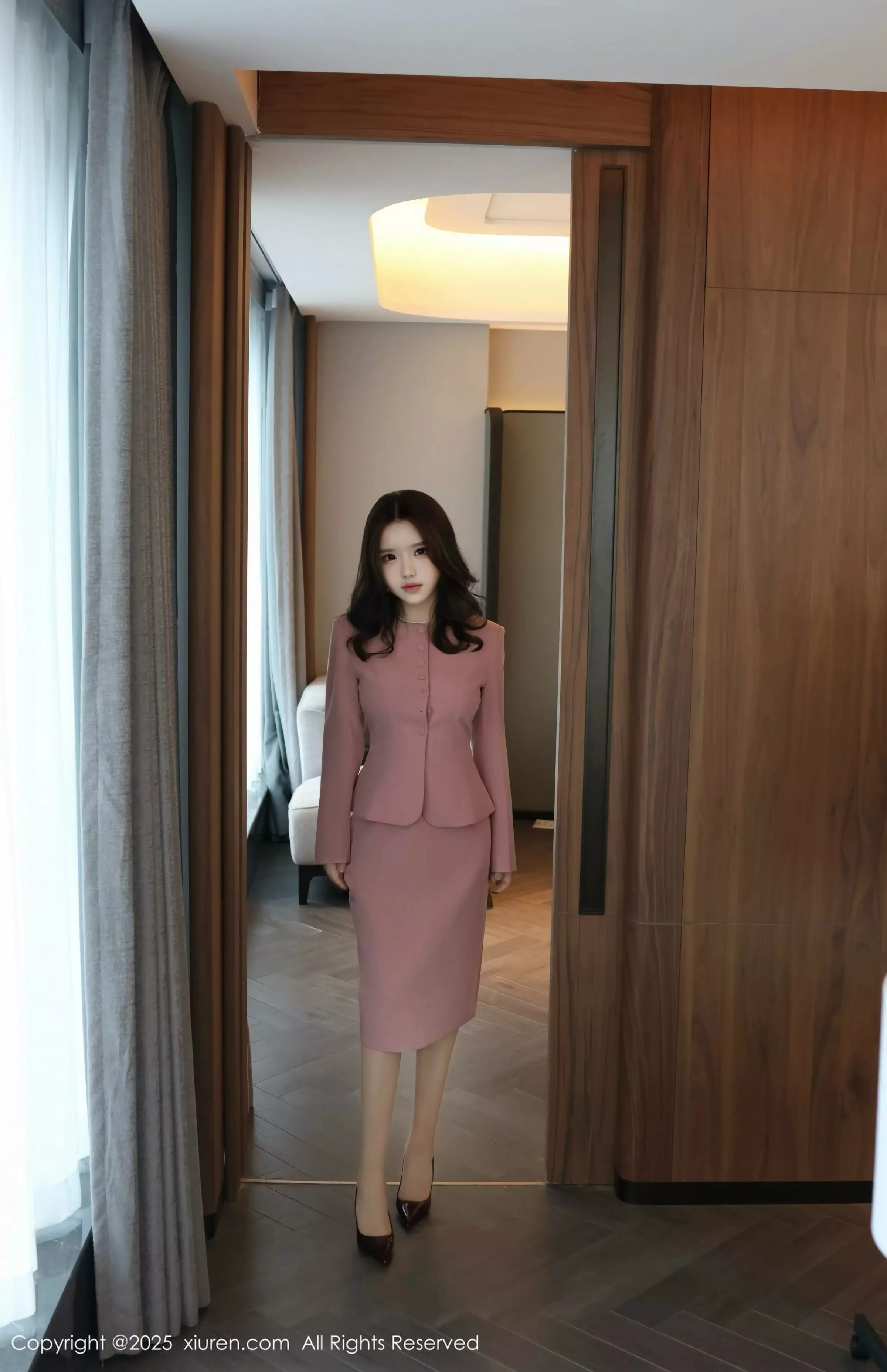 [[XiuRen秀人网]秀人网]No.10020_模特小薯条nienie粉色职业装露白色情趣内衣秀惹火身材诱惑写真107P